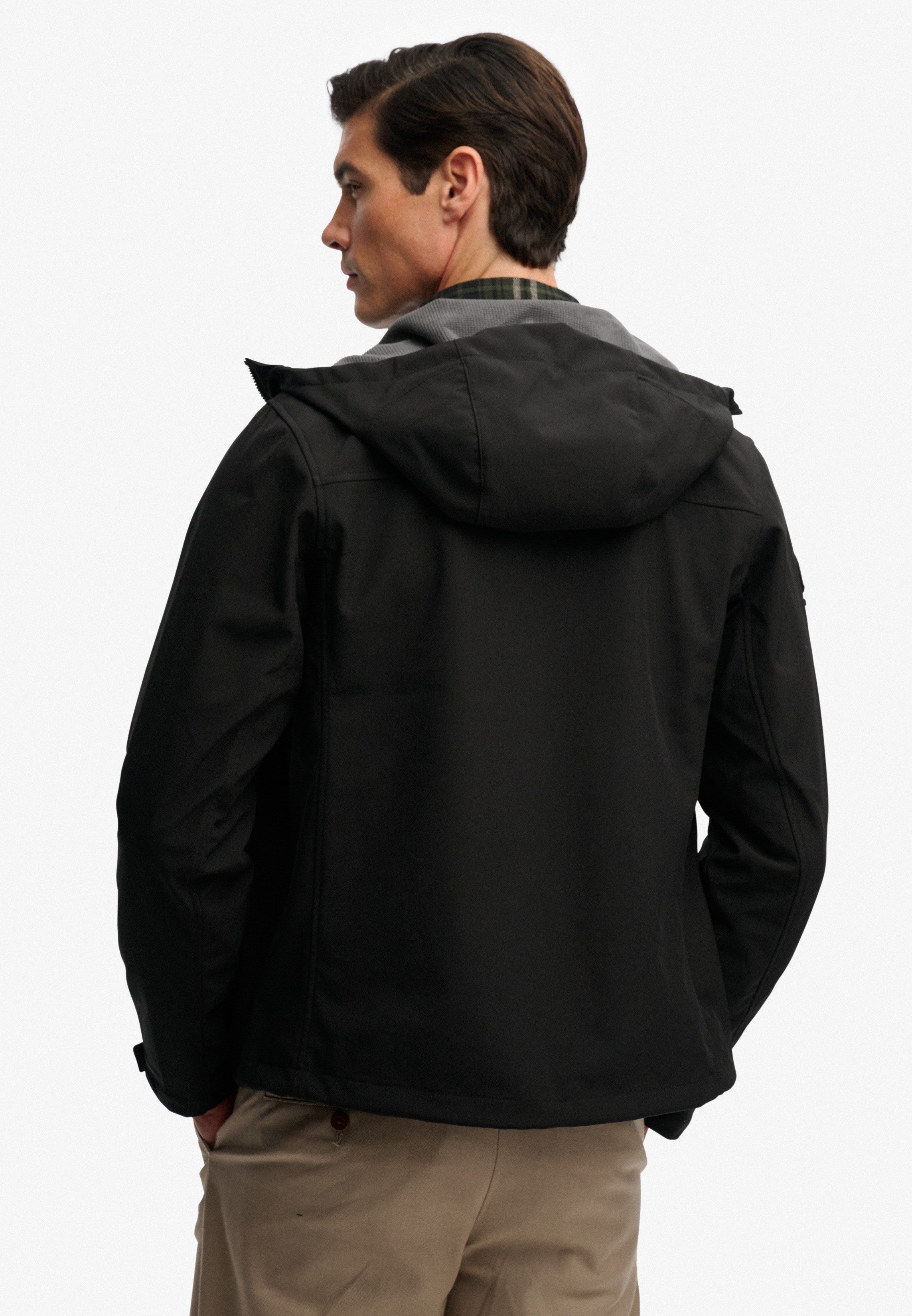 Superdry Outdoorjacke HOODED SOFTSHELL TREKKER JKT mit Materialmix aus Polyester und Elasthan, Relaxed Fit – Bild 4 von 5