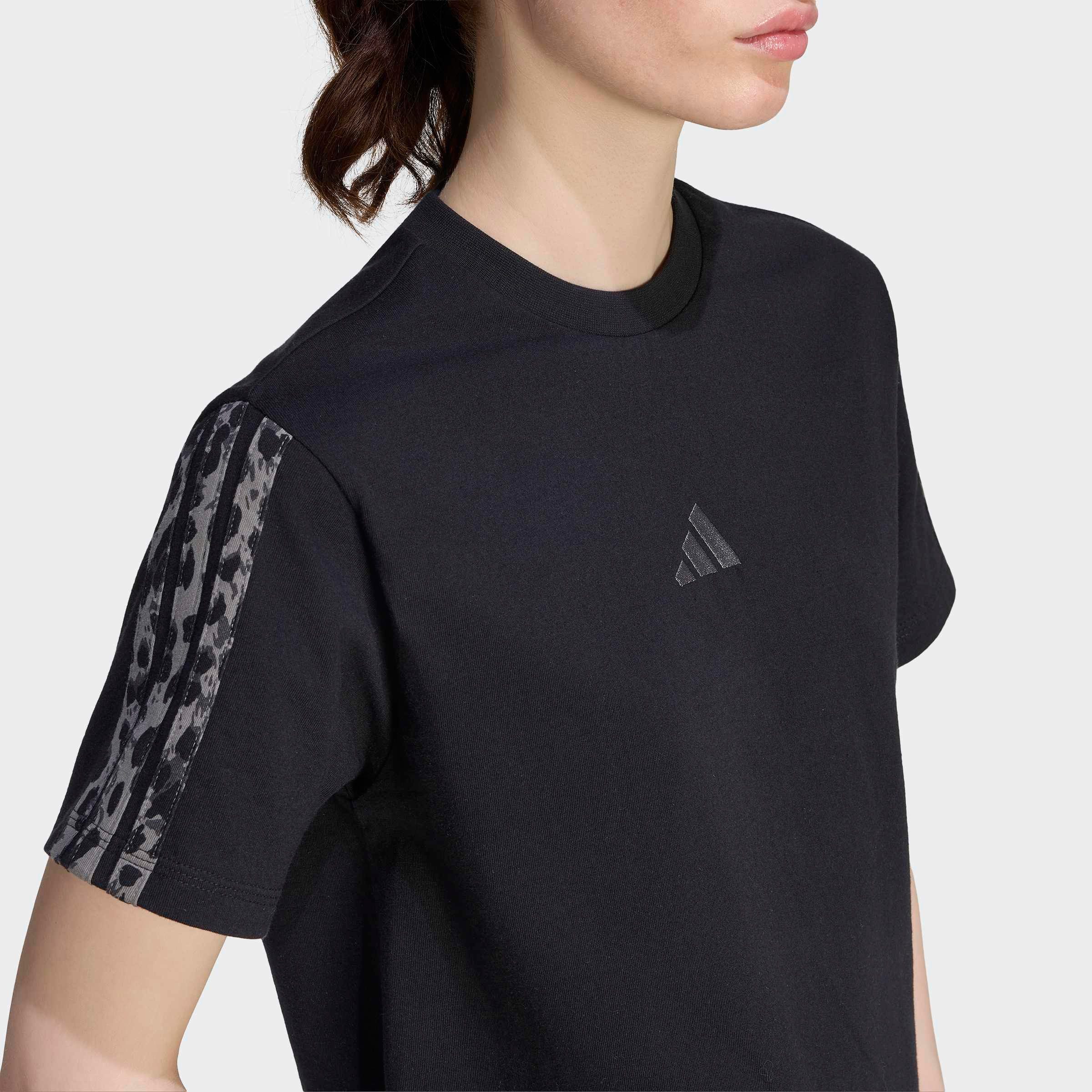 adidas Sportswear T-Shirt SEASONAL ESSENTIALS 3-STREIFEN, ANIMALPRINT mit Rundhalsausschnitt, ohne Verschluss, aus Baumwolle