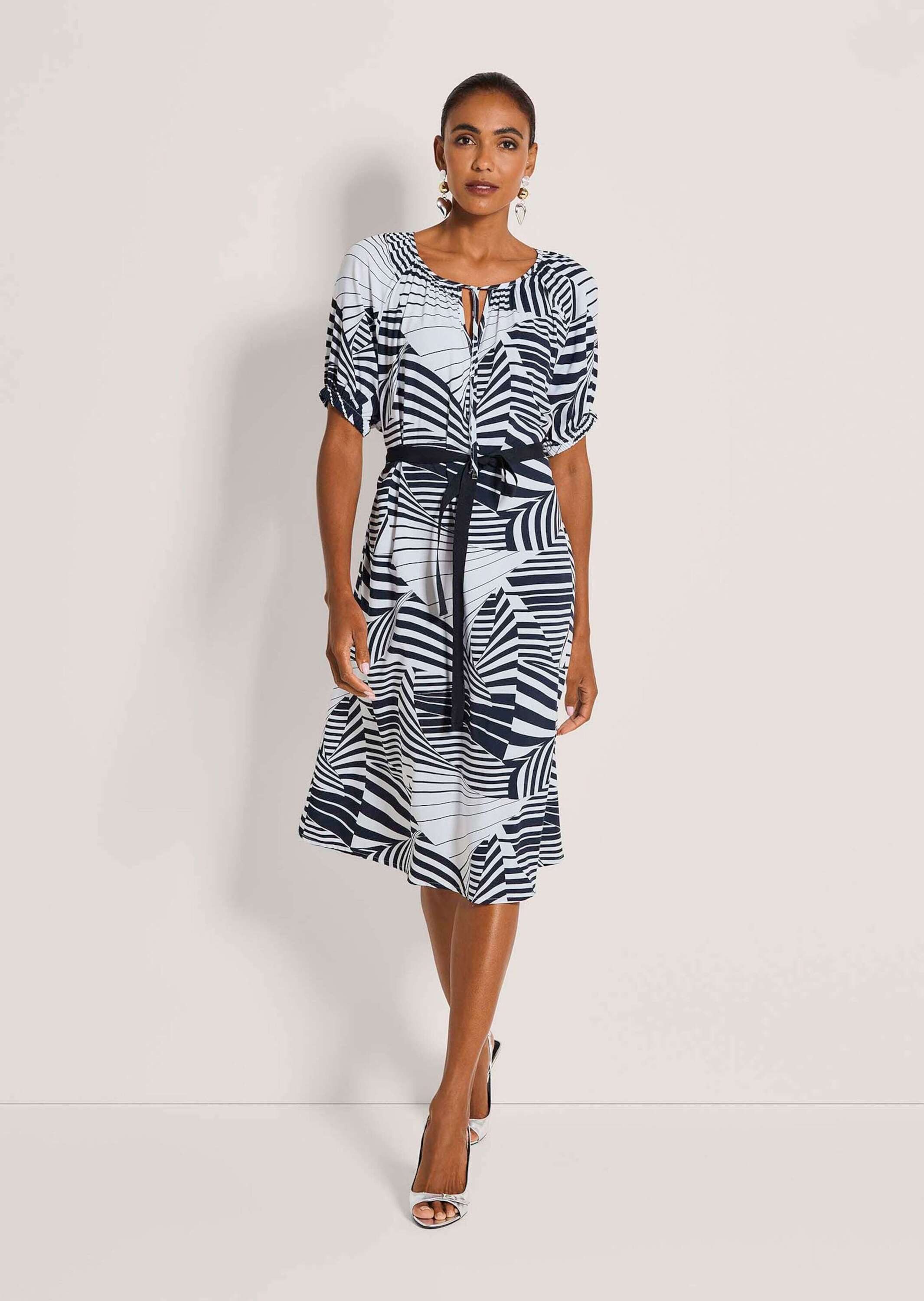 MADELEINE Maxikleid Druckkleid mit grafischem Muster Viskosekleid mit Rundhals, Bindeband, Kurzarm und Knielänge