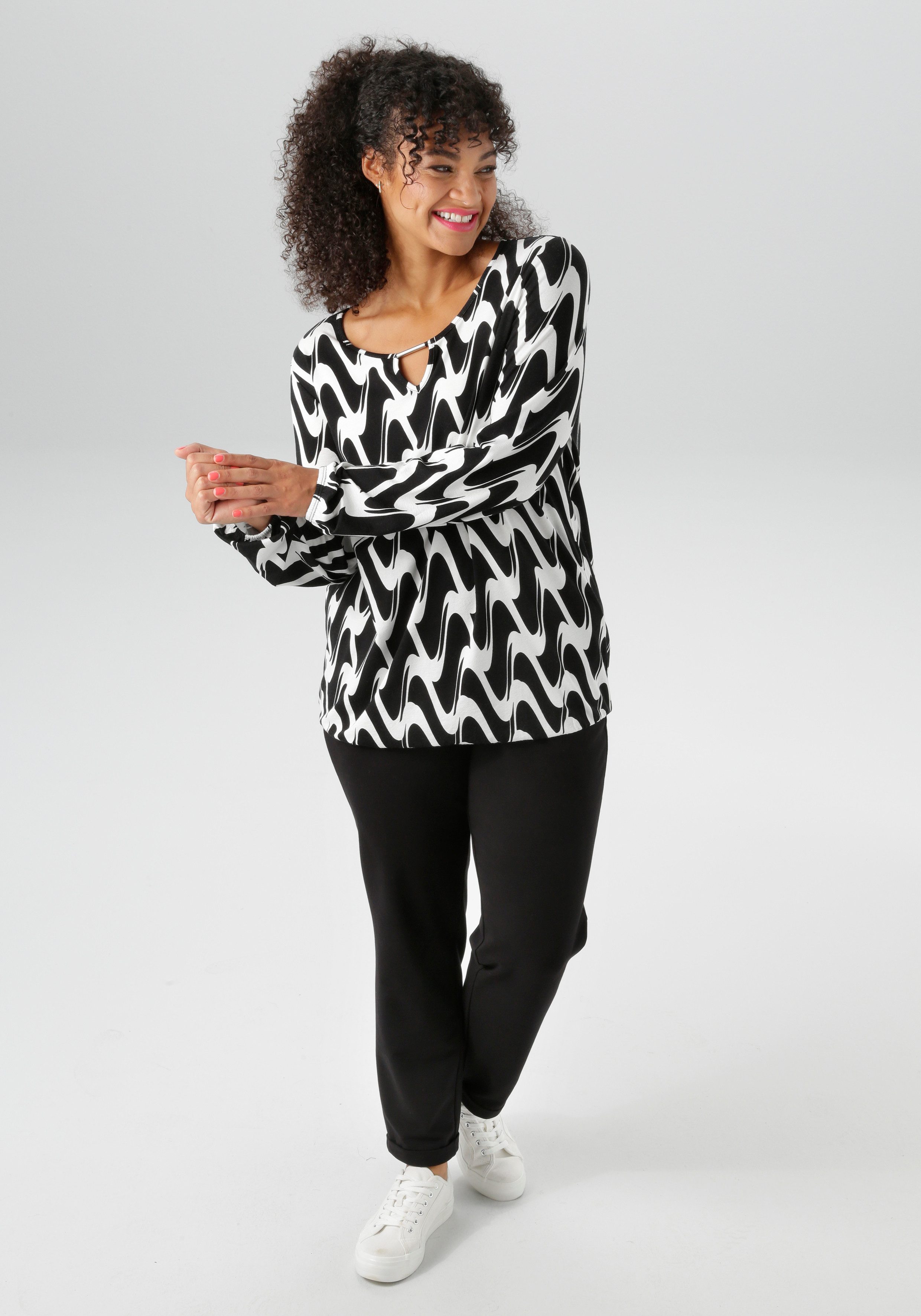 Aniston PLUS Langarmshirt mit grafischer Alloverdruck. Reduzierter Preis € 27,99. Unverbindliche Preisempfehlung € 34,99