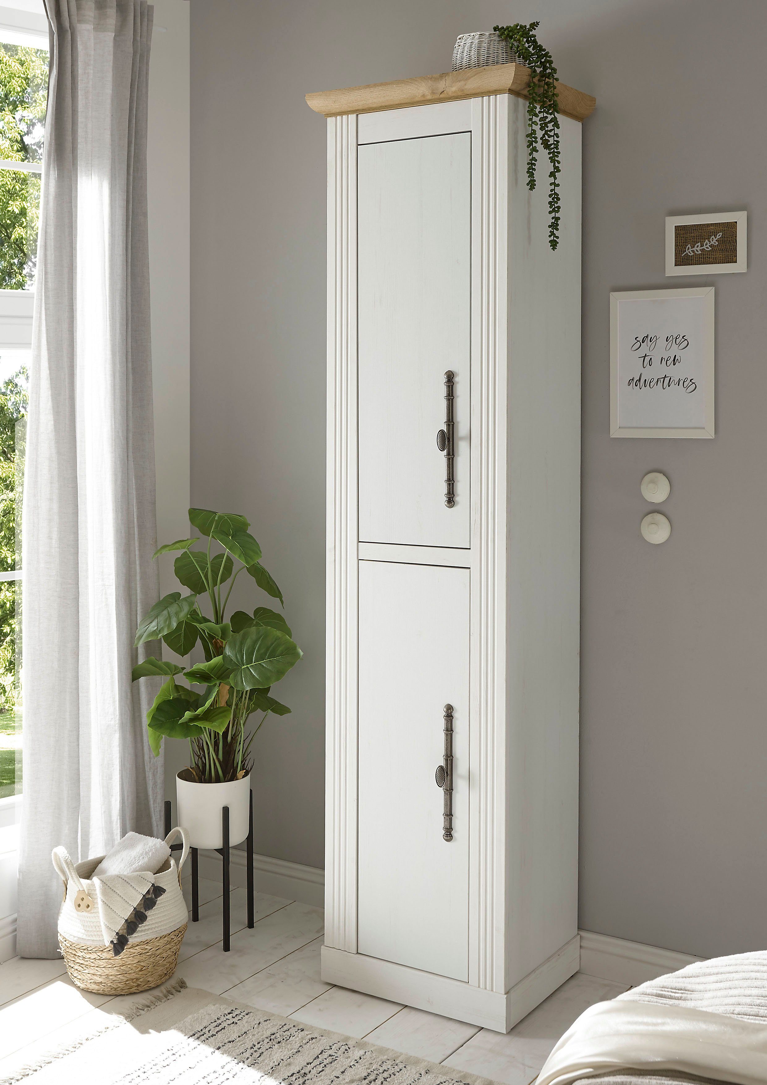 OTTO home Stauraumschrank WESTMINSTER, Badschrank im Landhausstil, Schrank mit Metallgriffen in 2 Farben verfügbar, mit Stauraum hinter Drehtüren – Bild 2 von 5