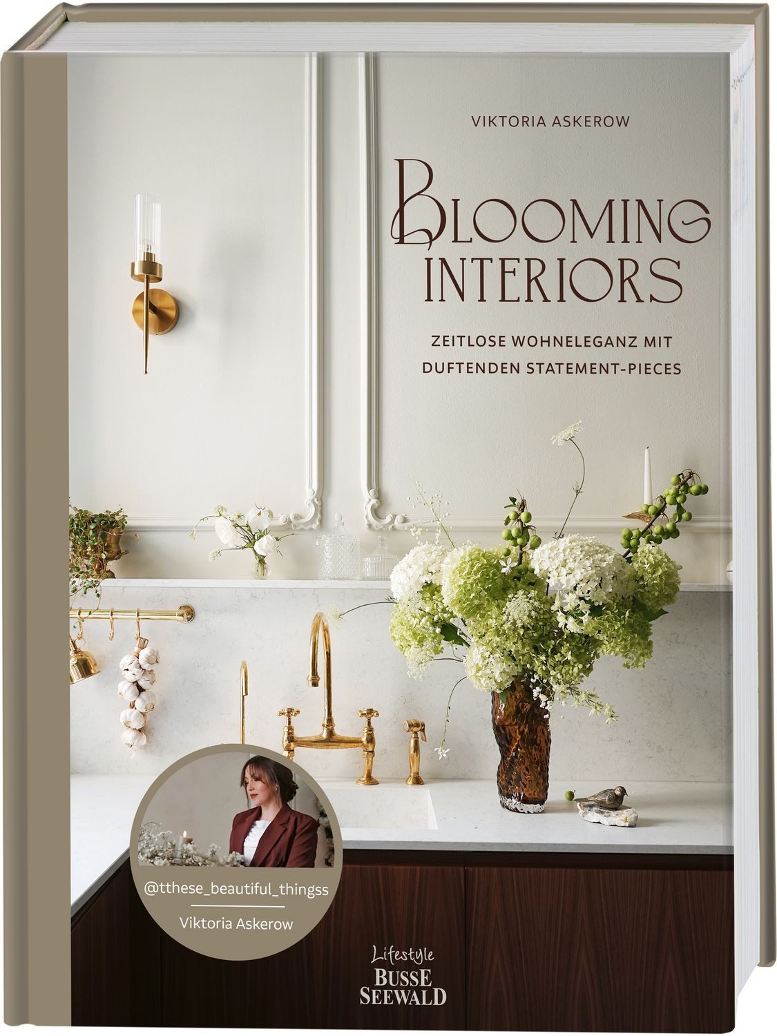 Blooming Interiors. Von Viktoria Askerow aka @tthese_beautiful_thingss / Viktoria Askerow, Zeitlose Wohneleganz mit duftenden Statement-Pieces., X