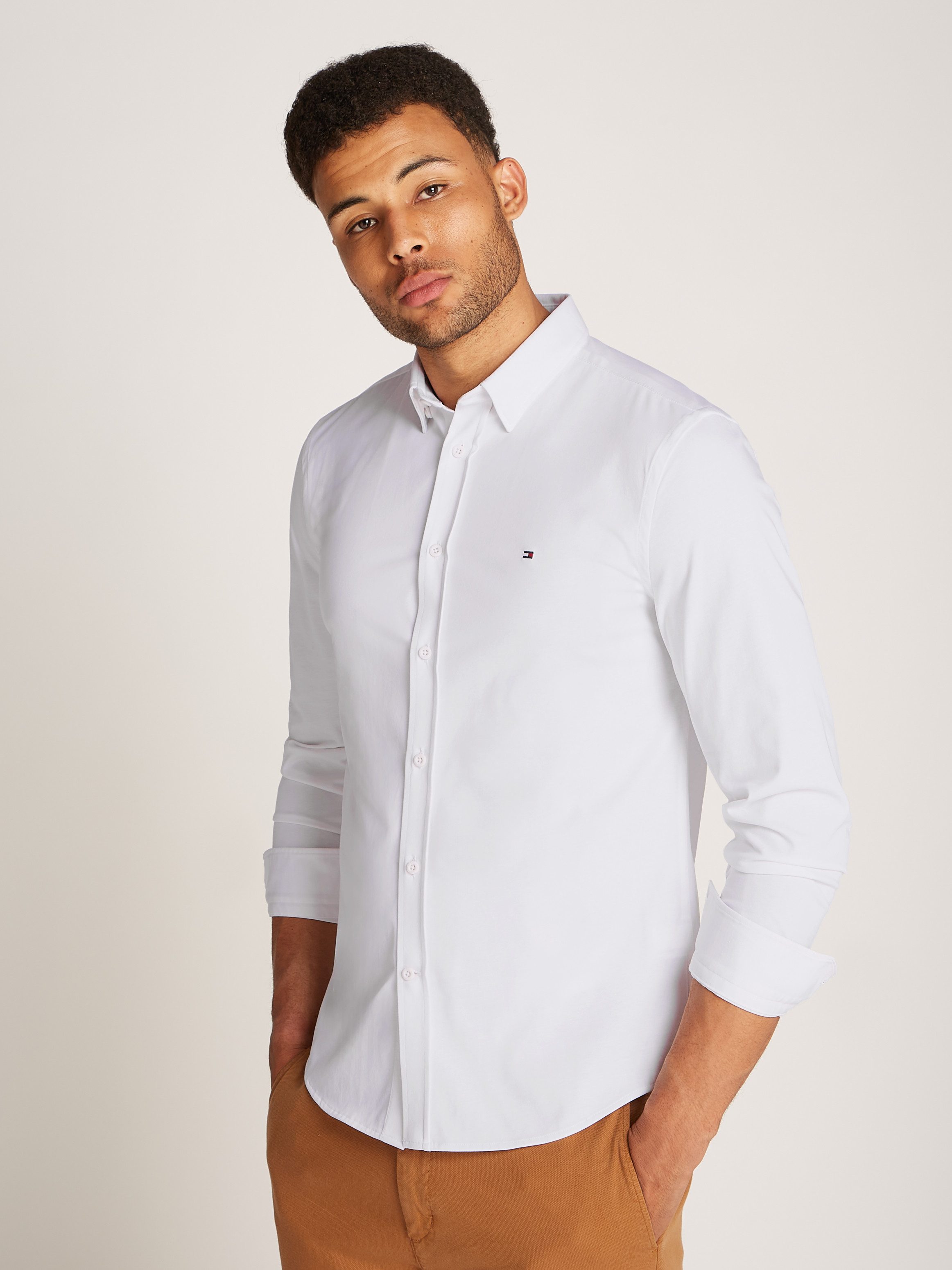 Tommy Hilfiger Businesshemd PERFORMANCE KNIT SOLID Slim Fit SHIRT mit Logos günstig online kaufen