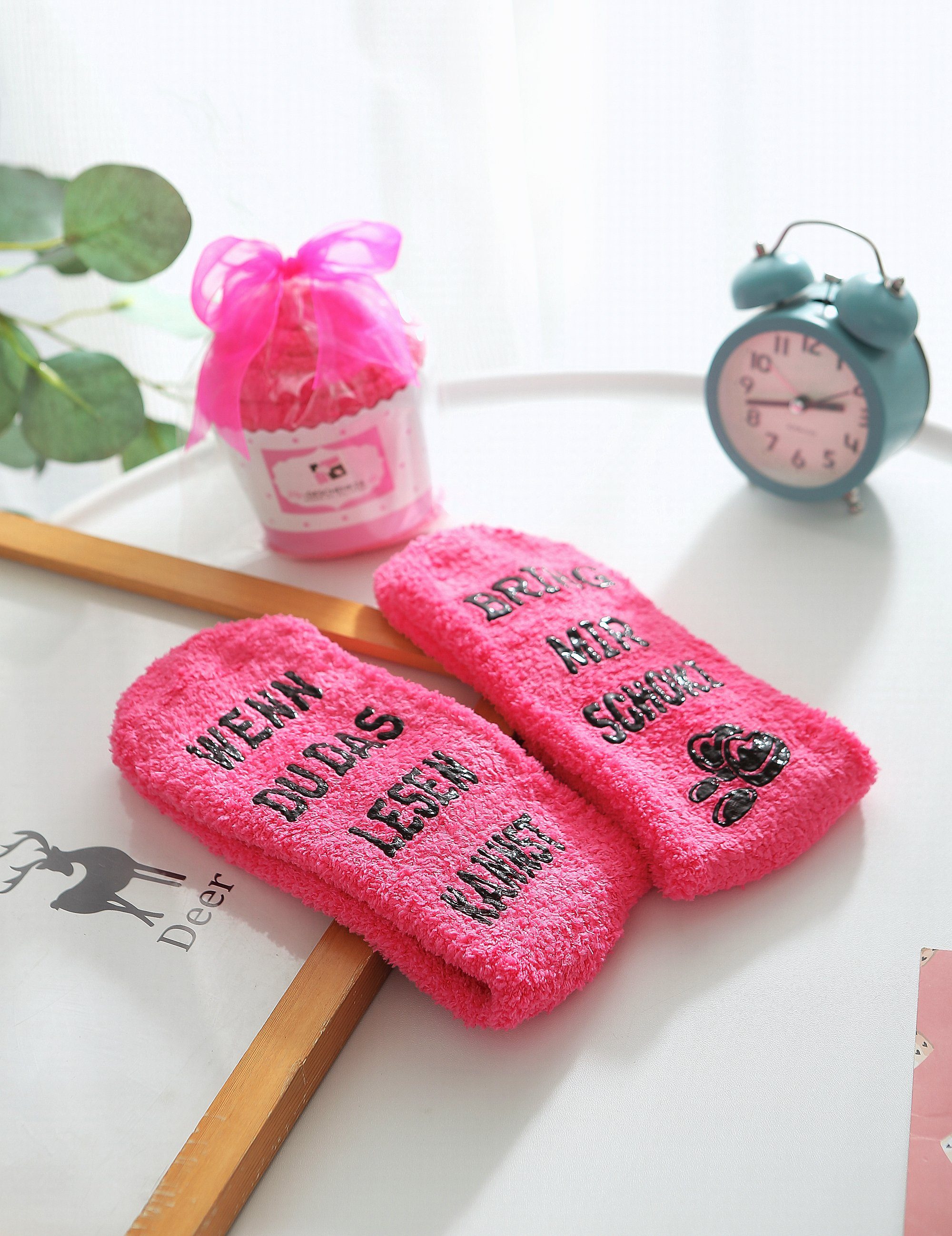 Lucadeau Kuschelsocken mit Spruch "bring mir Schoki", Geburtstagsgeschenk für Frauen (Cupcake Verpackung, 1 Paar) rutschfest, Gr. 36-43, Geschenke für Frauen, Geburtstagsgeschenk