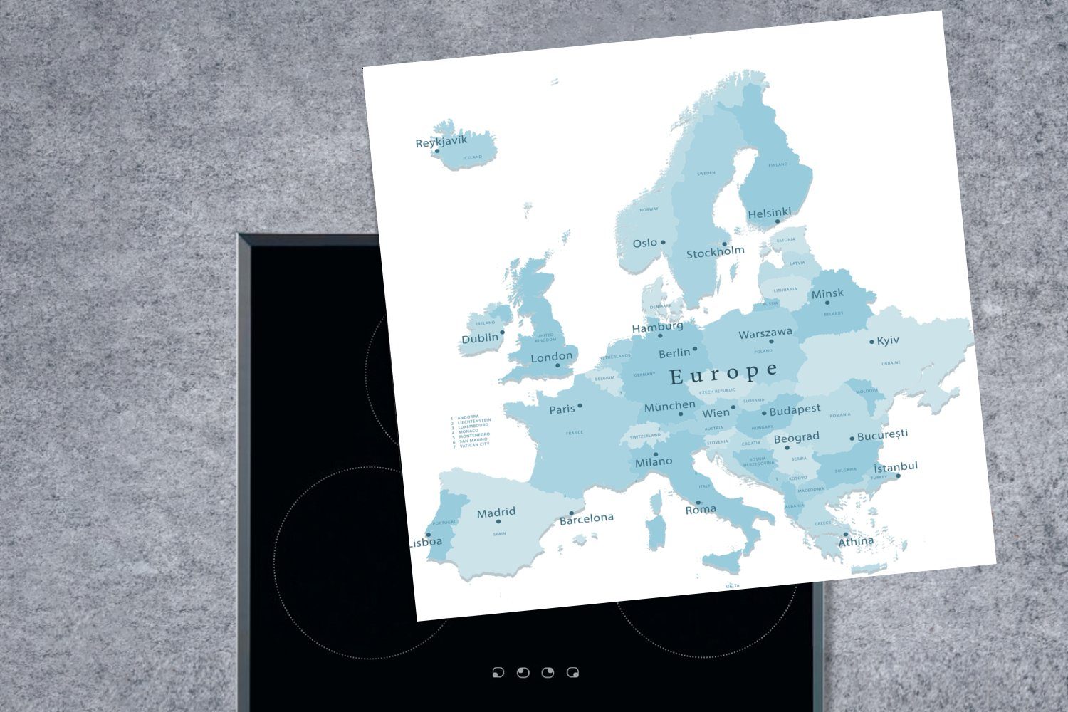 Karte von mit für Arbeitsplatte tlg), Hauptstädten, Europa 78x78 MuchoWow küche Vinyl, Ceranfeldabdeckung, cm, (1 blauen Herdblende-/Abdeckplatte