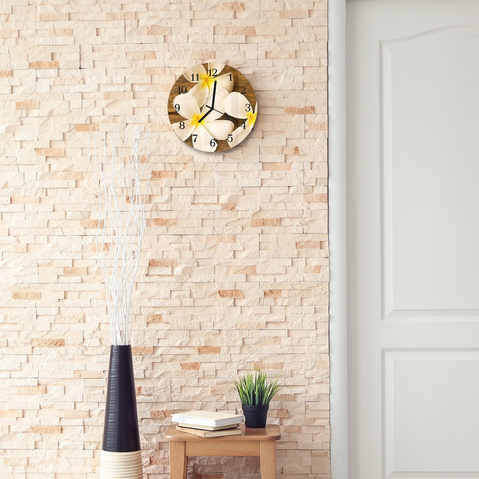 Primedeco Wanduhr 30 - Blüten Quarzuhrwerk Rund mit aus cm mit Motiv Glas und Wanduhr auf Holztisch Durchmesser