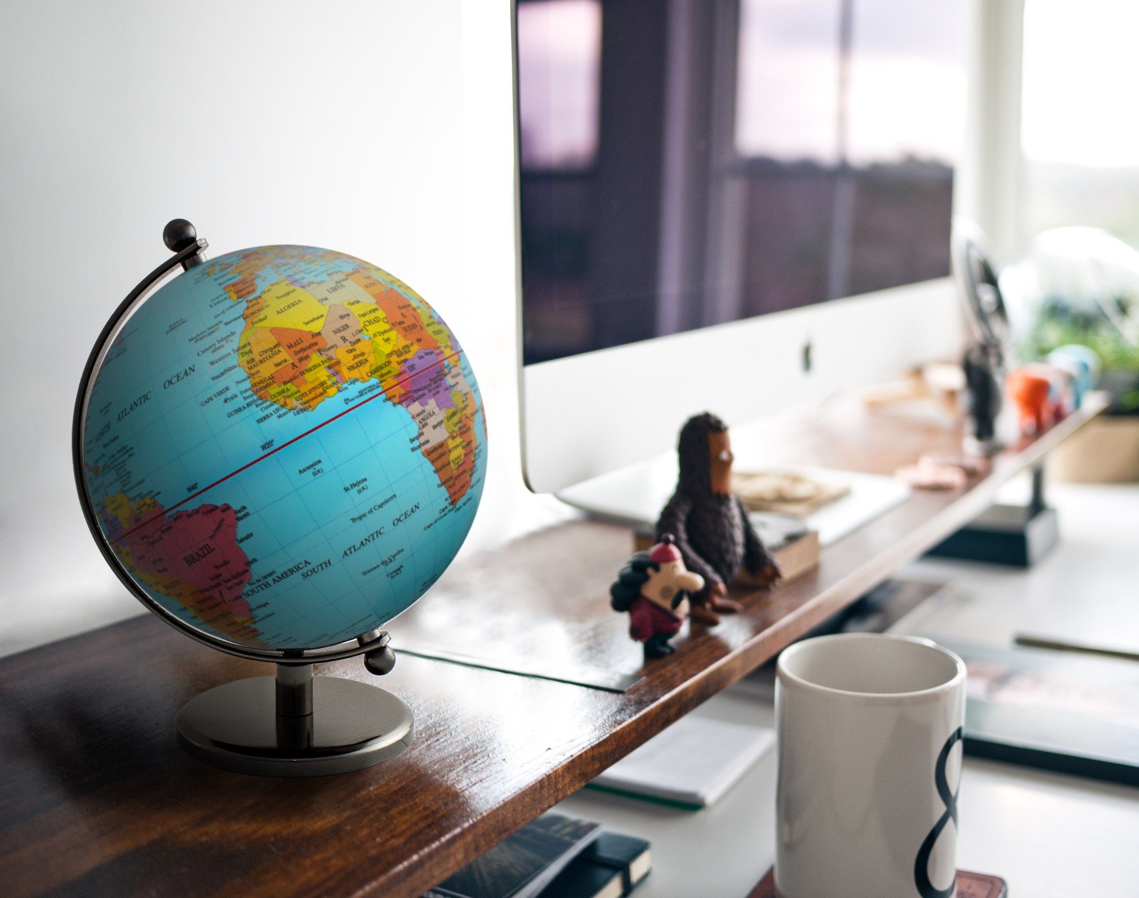 BRUBAKER Globus Designer Weltkugel, 19 cm groß, (1-tlg), stilvolle Erdkugel aus Acryl und Edelstahl, Globus Deko Kugel, Büro