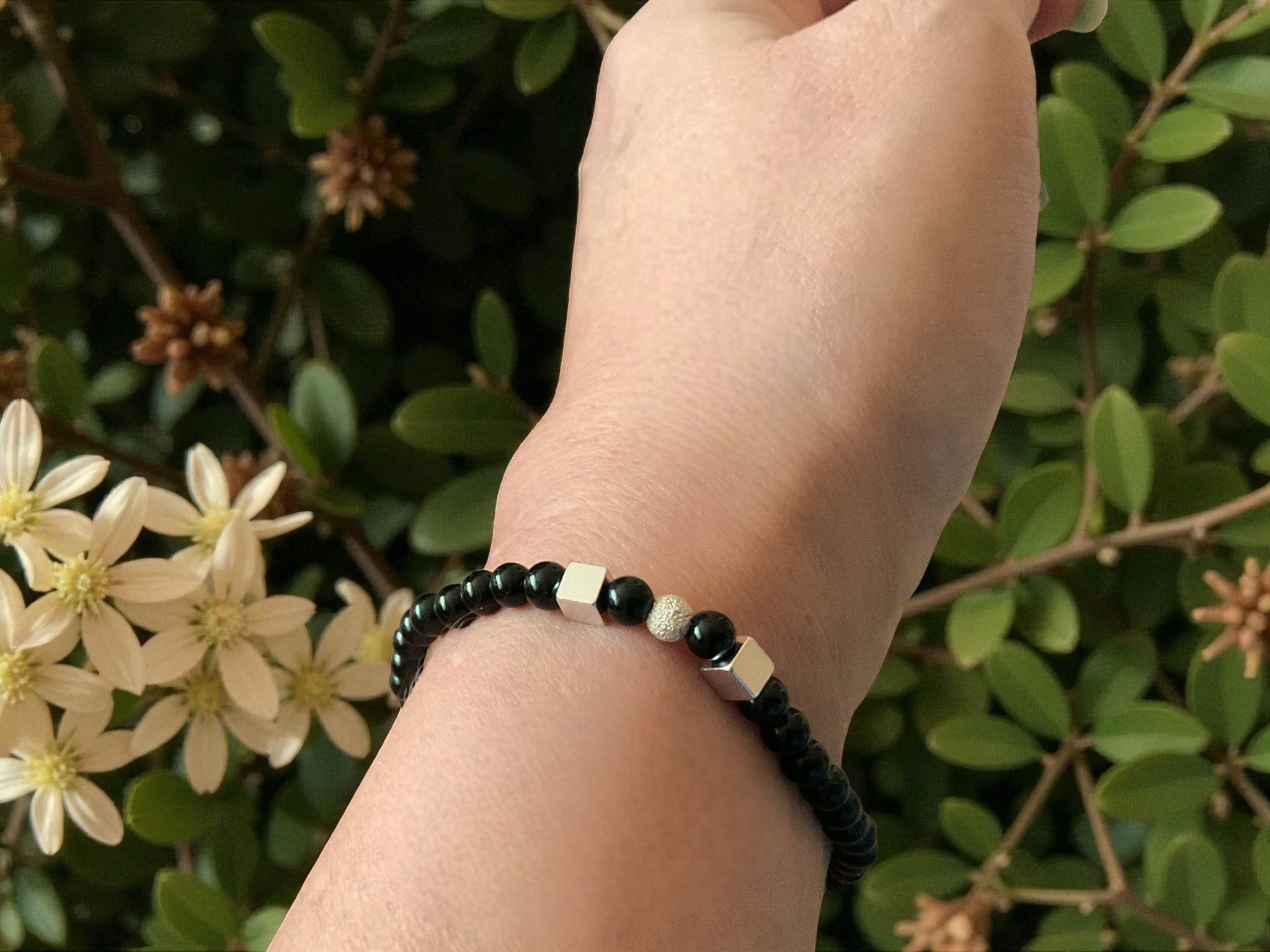 Steinfixx® Perlenarmband schwarzer Turmalin mit 925 Silber, handgefertigt in Deutschland (Lieferung in edler Geschenkbox, AAA-Qualität aus Brasilien), wahlweise 4mm und 6mm incl. Flyer
