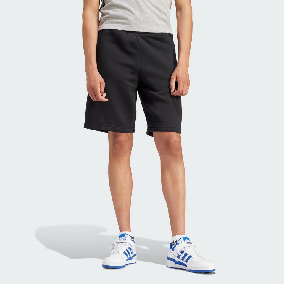 adidas Originals Funktionsshorts TREFOIL ESSENTIALS SHORTS, Dieses Model  ist 189 cm groß und trägt Größe