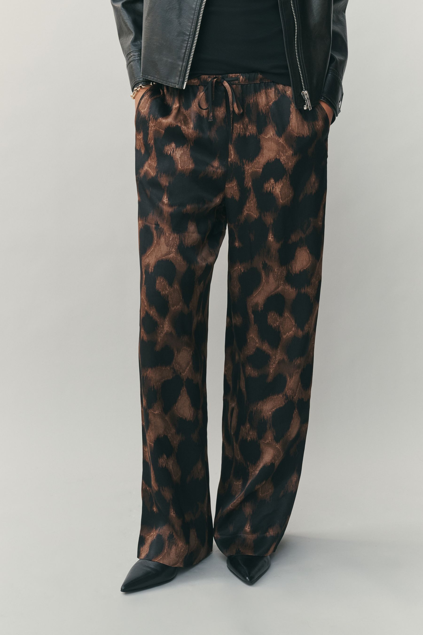 Next Stoffhose Hose mit weitem Bein und Satin-Bindegürtel (1-tlg)