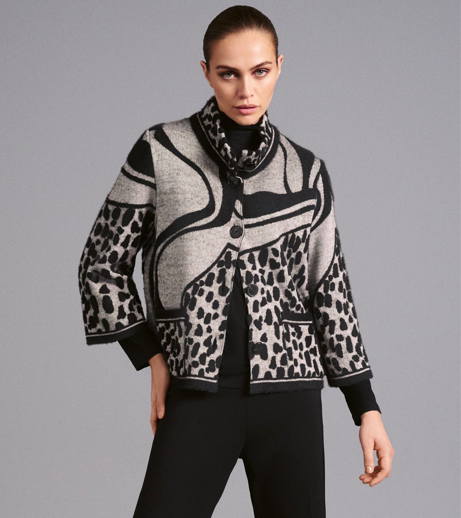 Jacquardstrickjacke Stehbundstrickjacke mit Blickfang-Jacquard und 3/4-Arm