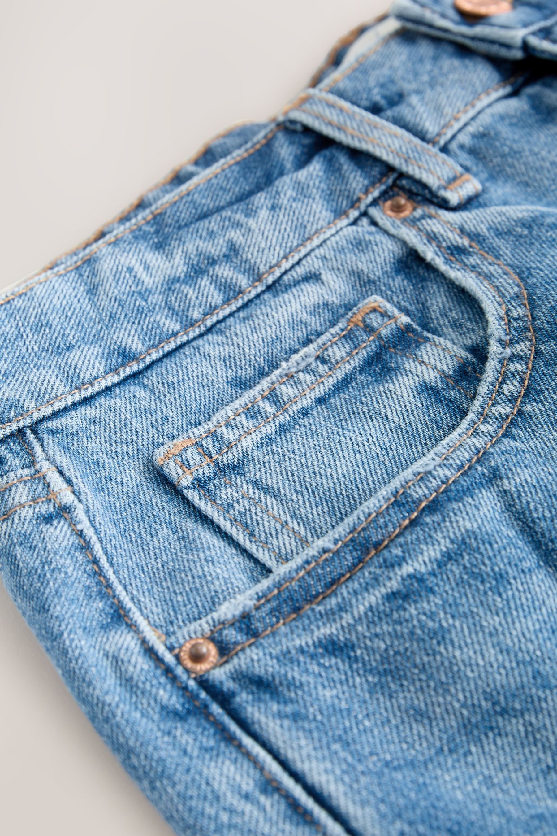 Next Jeansshorts Jeansshorts mit hohem Bund in A-Linien-Form (1-tlg)