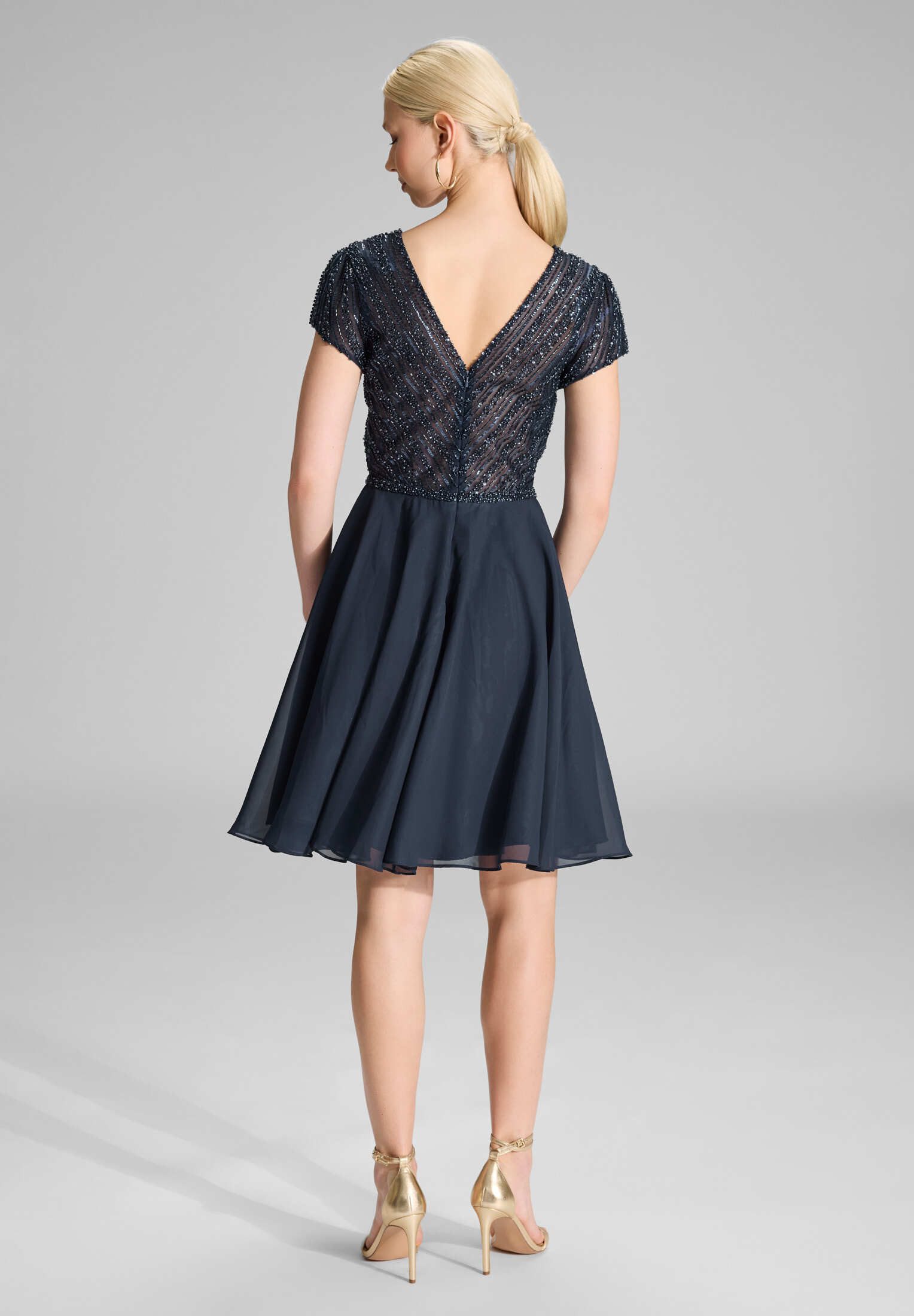 Hey Kyla Cocktailkleid - Besticktes Chiffonkleid mit kurzen Ärmeln Taillierter Schnitt mit fließendem Rockteil