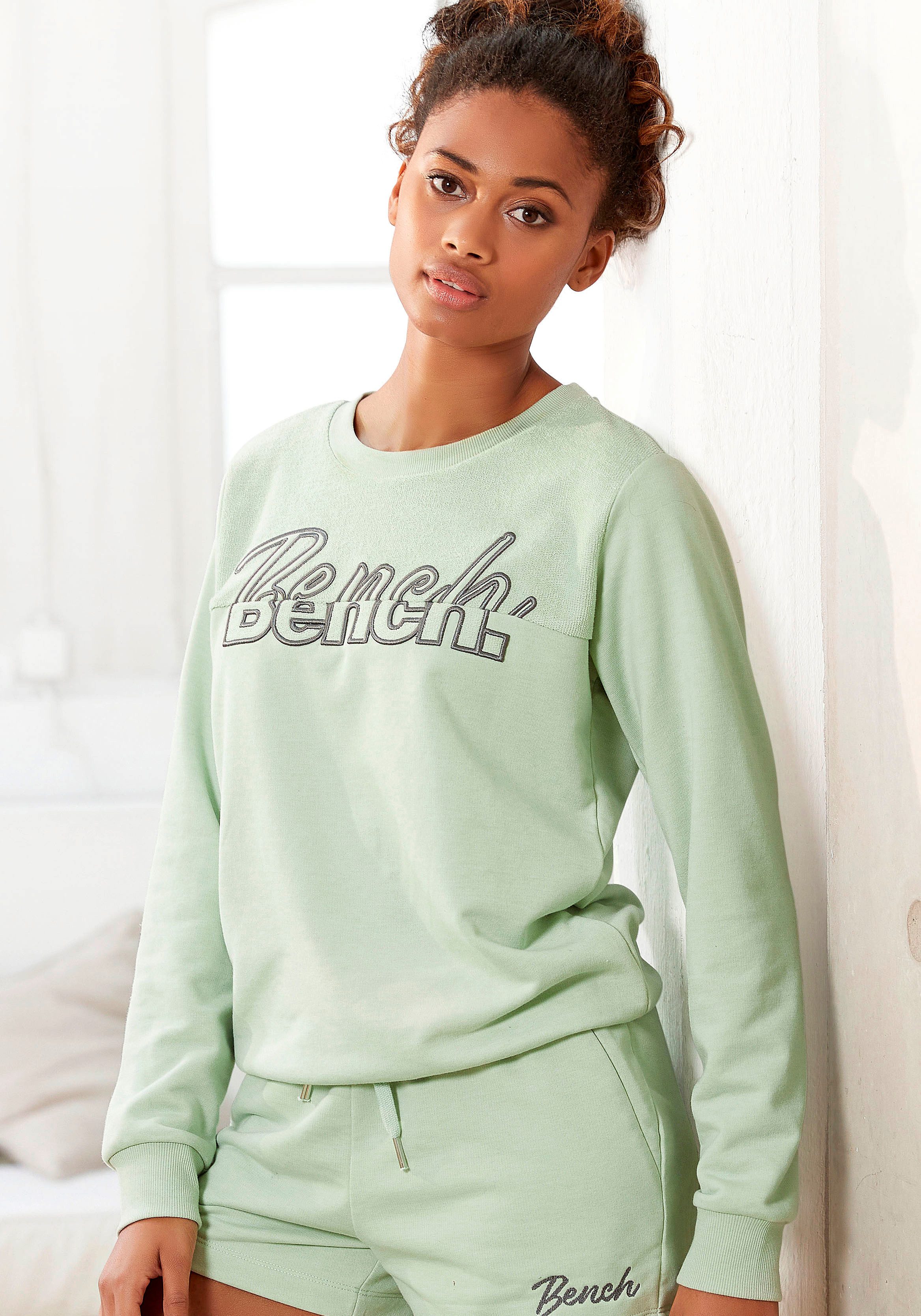 Bench. Sweatshirt mit Logostickerei, Loungeanzug