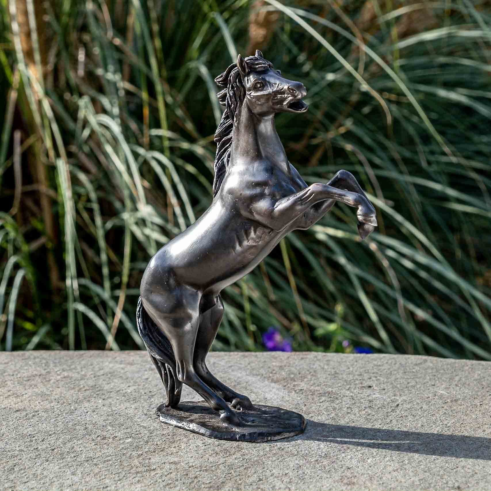 Die und gegen in gegossen witterungsbeständig Bronze-Skulptur Langlebig IDYL – robust Pferd, und Bronze sehr IDYL Hand Ein von Wachsausschmelzverfahren patiniert. Modelle in – sich Gartenfigur Regen werden UV-Strahlung. Frost, Bronze aufbauendes –