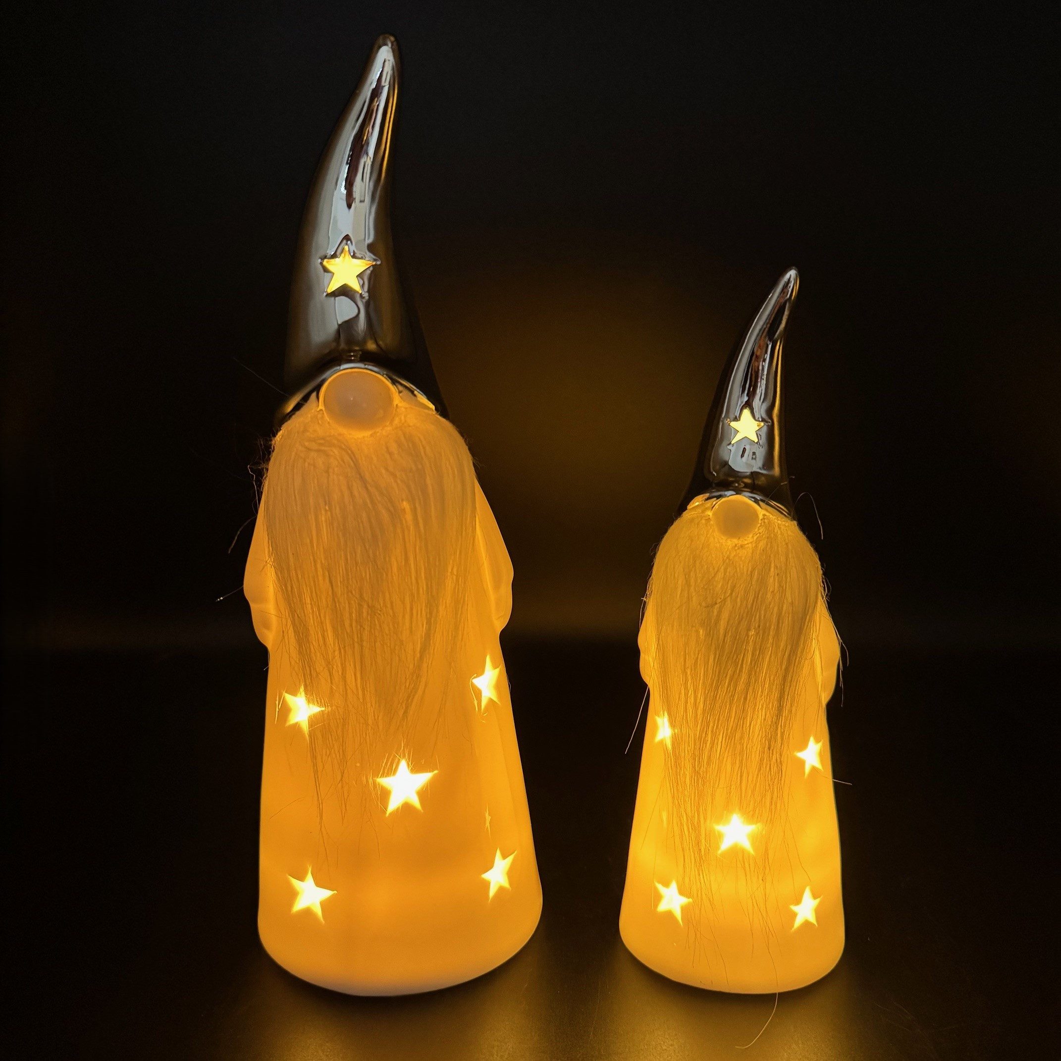Online-Fuchs LED-Dekofigur - 2 süße Wichtel aus Keramik mit LED-Beleuchtung - Weihnachtsdeko (beleuchtete Sternausstanzungen, mit flauschigem Bart), praktische 6-Stunden Timerfunktion