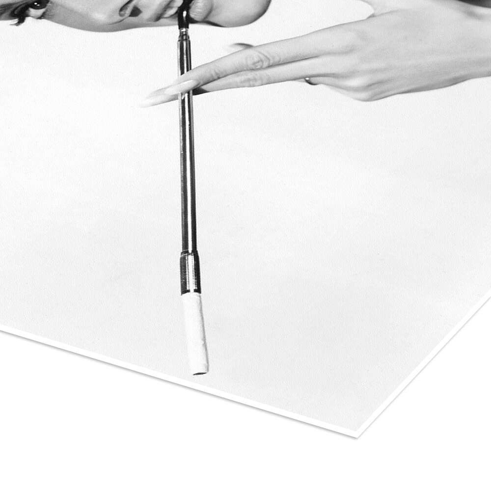 Posterlounge Wandbild Audrey Hepburn mit Zigarettenspitze, Bridgeman Images, erhältlich als Poster, Leinwandbild, Wandsticker oder Acrylglasbild