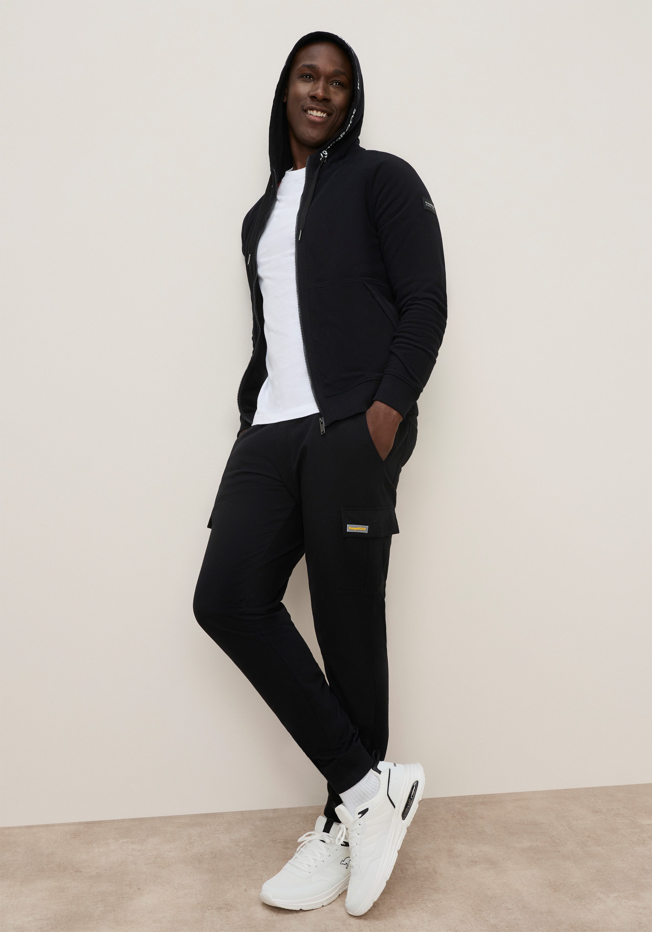 KangaROOS Kapuzensweatjacke schmale Passform, mit Kordelzug an der Kapuze, viele Details – Bild 4 von 5
