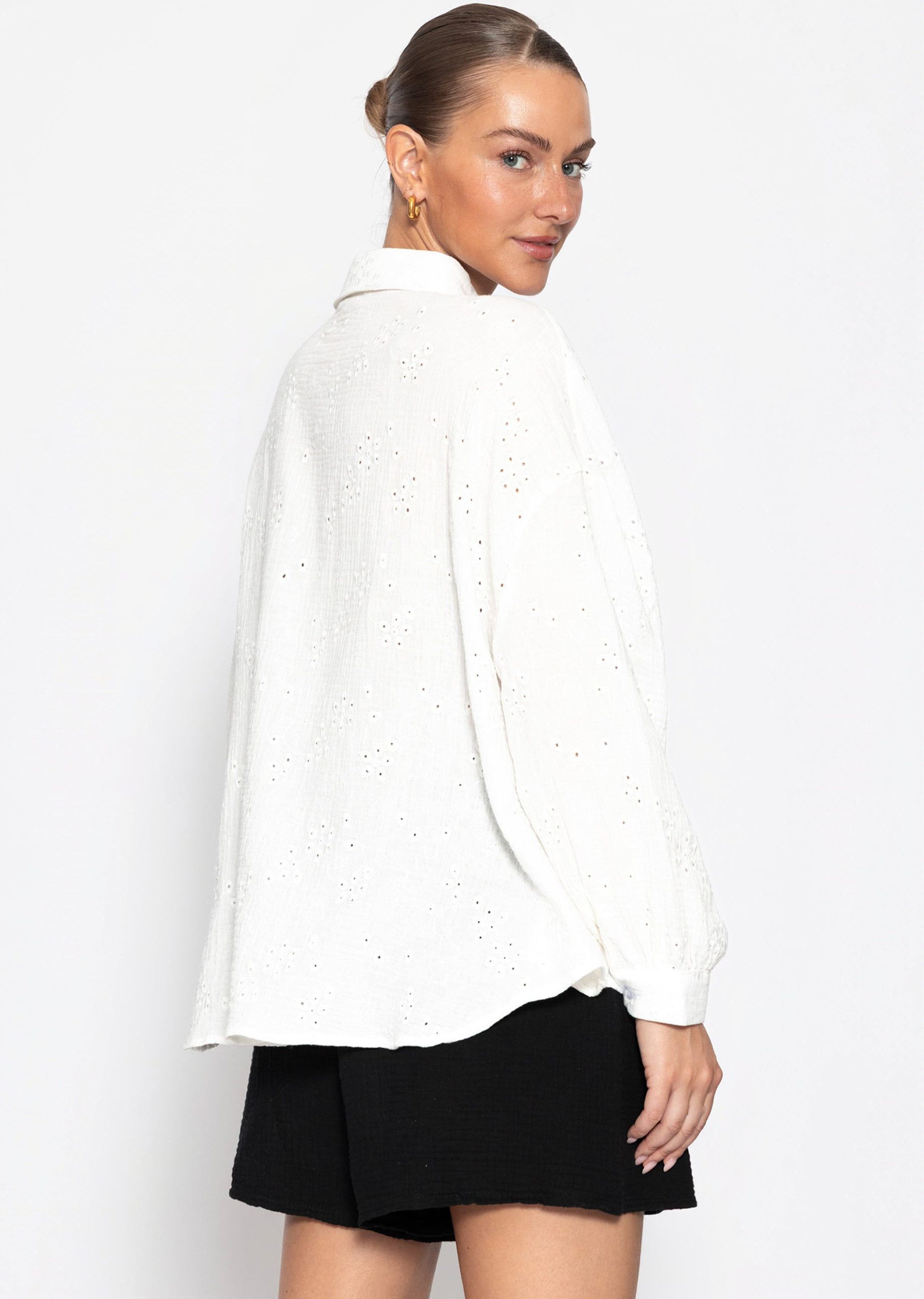SASSYCLASSY Langarmbluse Musselin Bluse mit Lochstickerei für Damen Luftige Bluse aus Musselin mit Lochstickerei Taupe Offwhite – Bild 4 von 5