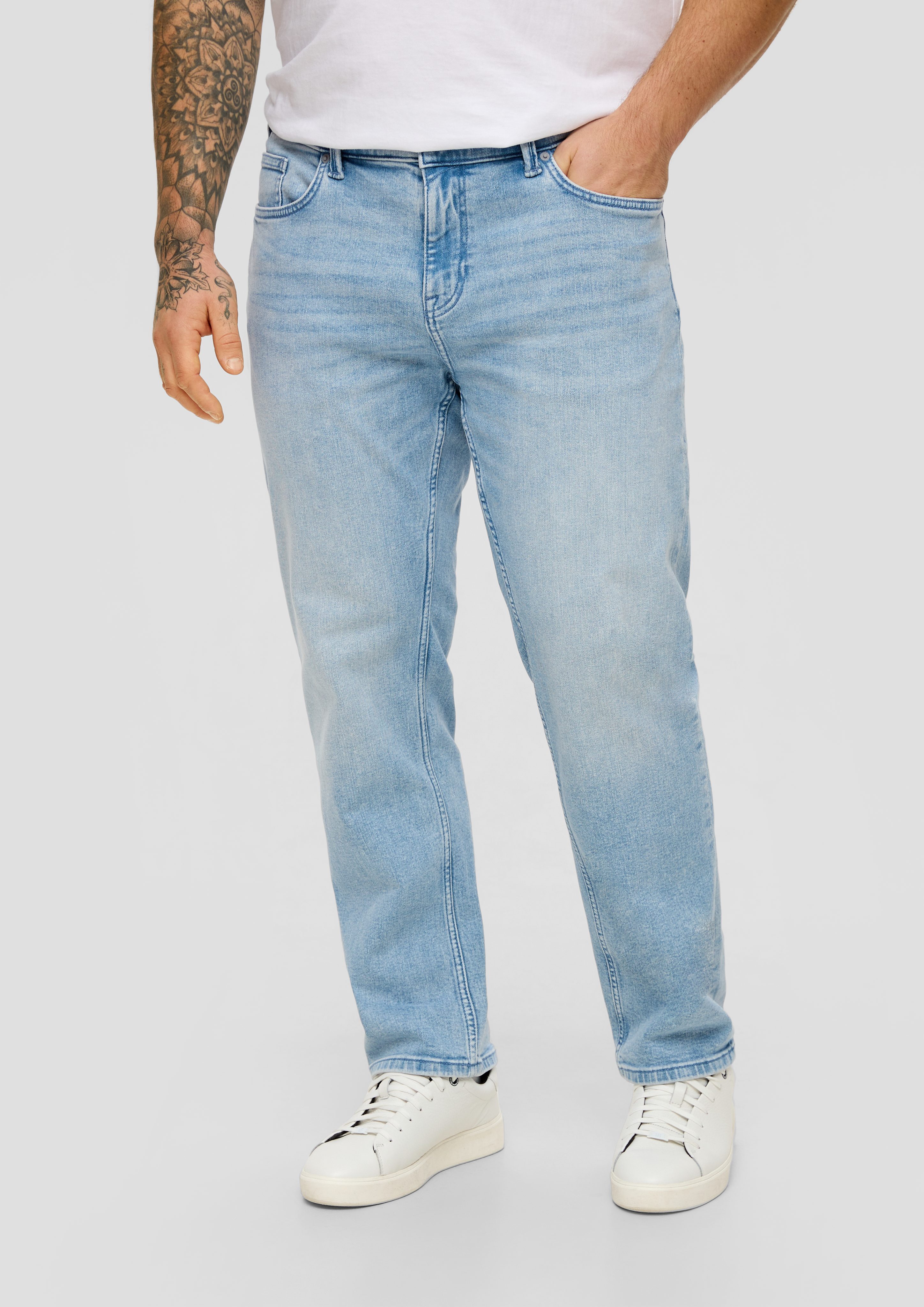 s.Oliver Stoffhose Jeans Casby / Relaxed Fit / Mid Rise / Straight Leg Label-Patch