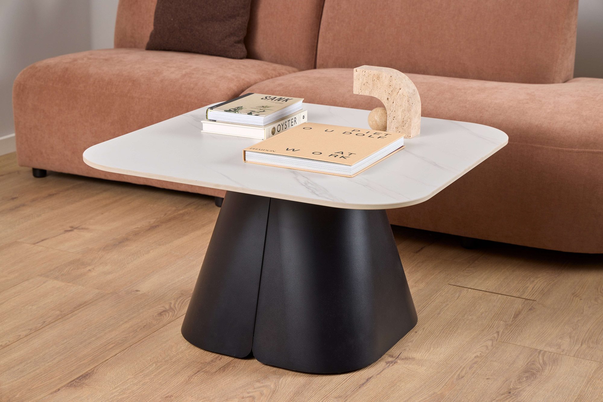 ACTONA GROUP Couchtisch Salinas, Sofatisch, Tisch, Beistelltisch (B/T/H: 80x80x48 cm), weiße Keramikplatte, abgerunde Ecken, schwarzer Stahlfuß