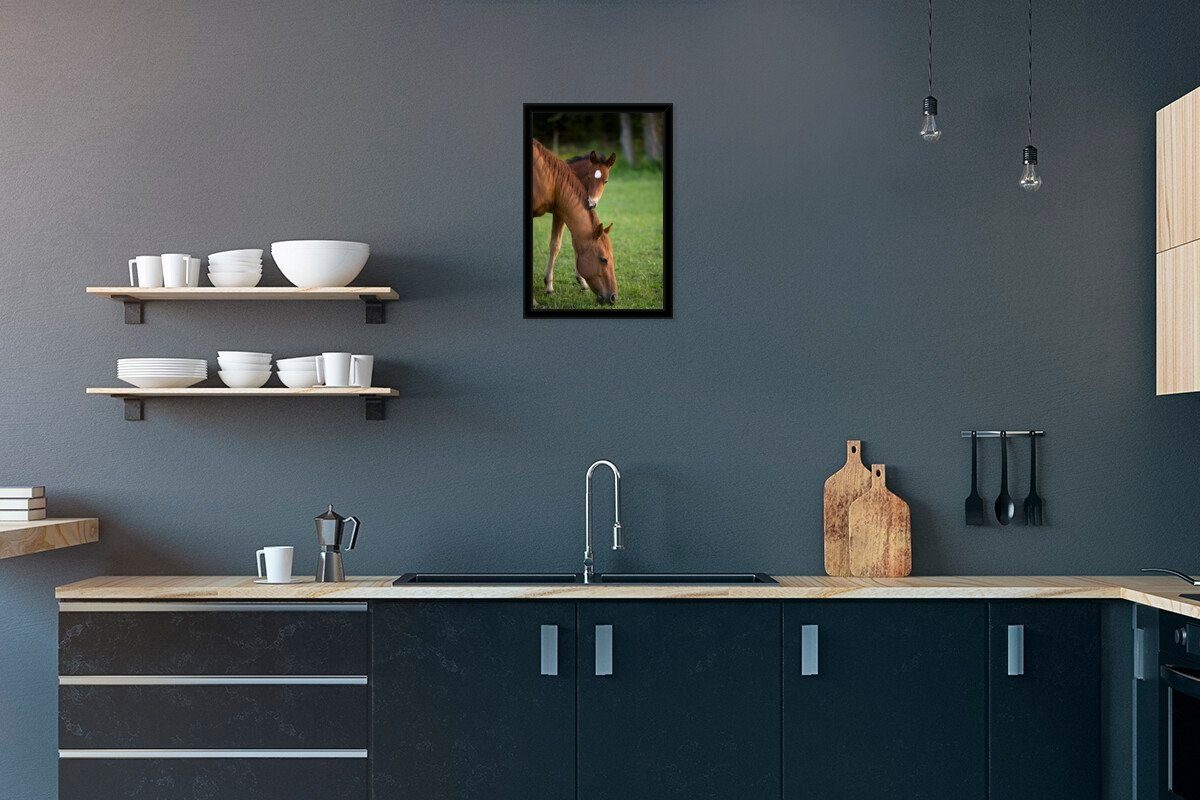 Pferde Bilder, MuchoWow Wanddeko, Gerahmtes Schwarzem Poster, - Porträt, (1 St), Gras Wandposter, - Poster Bilderrahmen