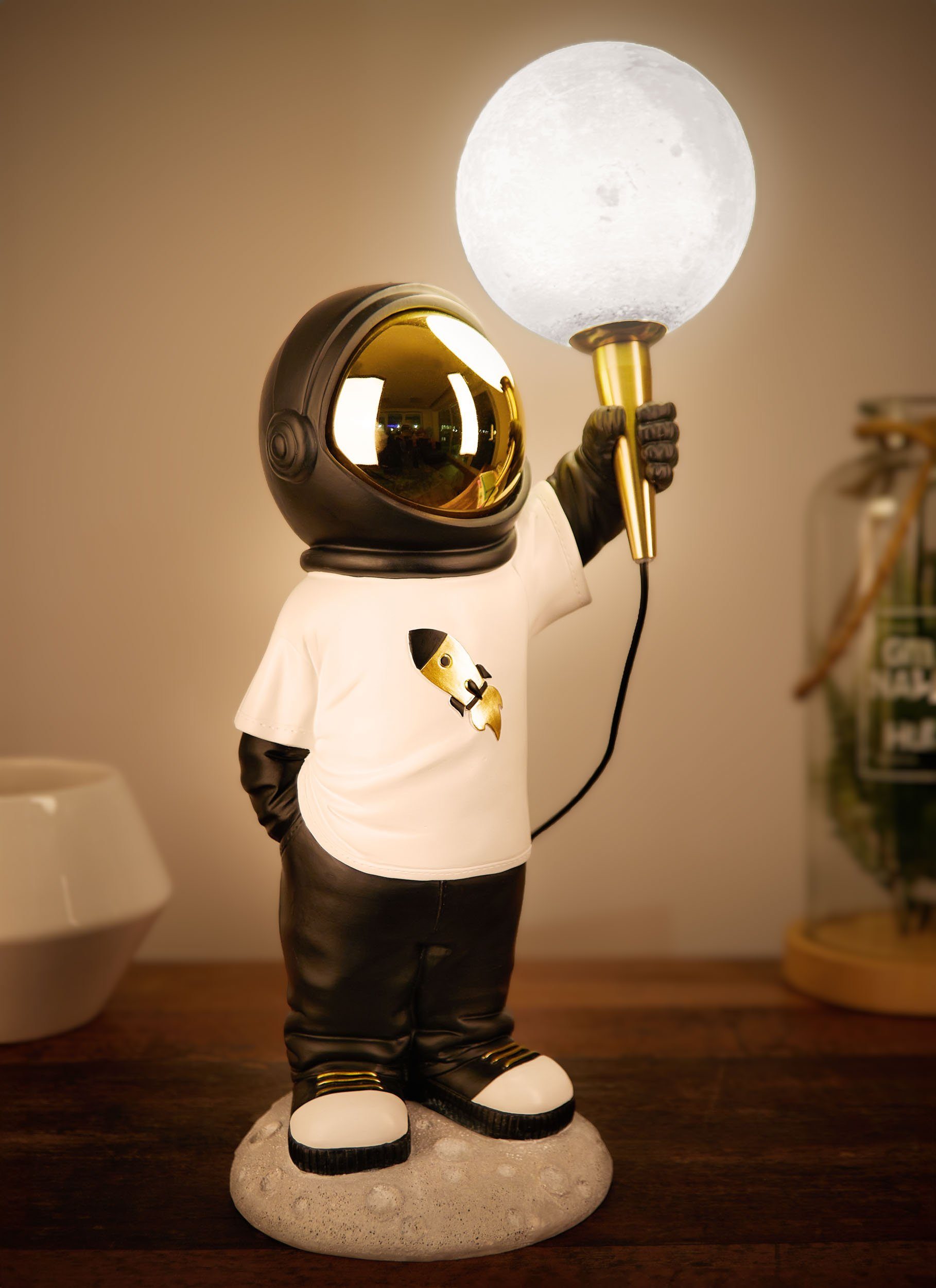 Tischlampe BRUBAKER Lampe USB-C Dekofigur Nachttischlampe cm und Mond Handbemalte integriert, LED - Weltraum LED Schwarz mit - Astronauten Tischleuchte, Gold 46 Statue fest Stecker, mit Weiß/Schwarz