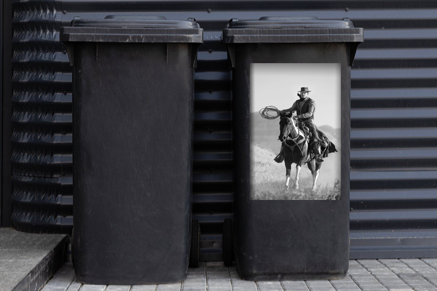 MuchoWow Wandsticker weiß Abfalbehälter auf schwarz Mülleimer-aufkleber, Sticker, einem einem Container, St), Mülltonne, Ein (1 Pferd grauen Cowboy vor - und Himmel