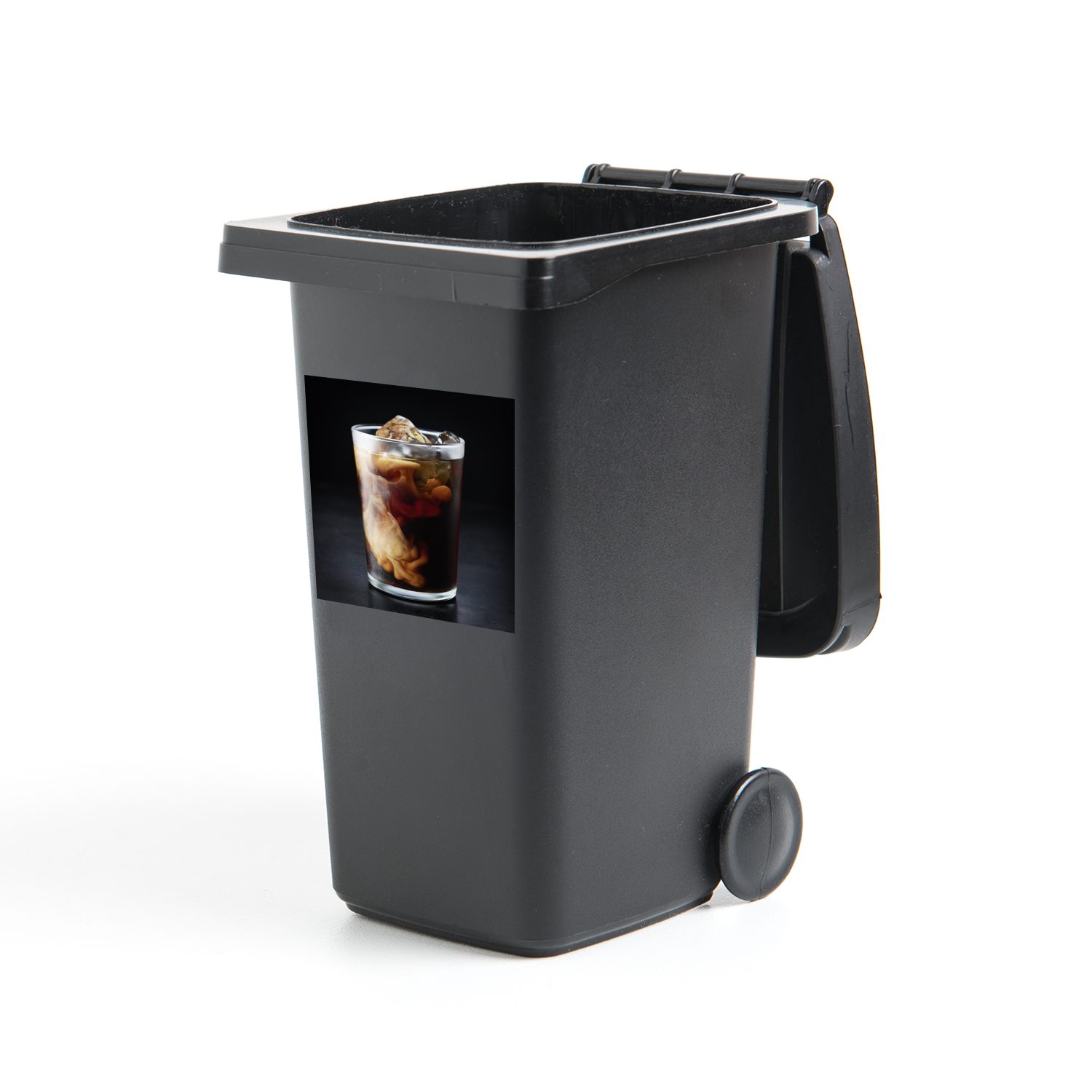 MuchoWow Wandsticker Eine Explosion in einer Tasse Eiskaffee auf schwarzem Hintergrund (1 St), Mülleimer-aufkleber, Mülltonne, Sticker, Container, Abfalbehälter