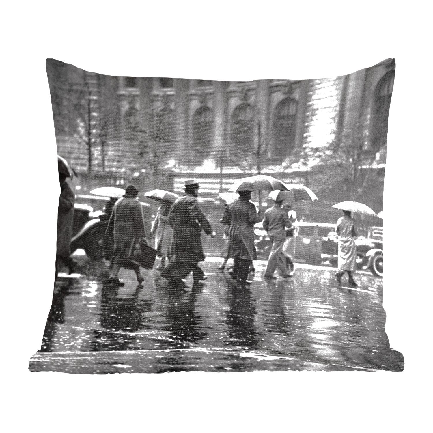 MuchoWow Dekokissen Menschen auf der Straße im Regen in New York - schwarz und weiß, Zierkissen mit Füllung für Wohzimmer, Schlafzimmer, Deko, Sofakissen