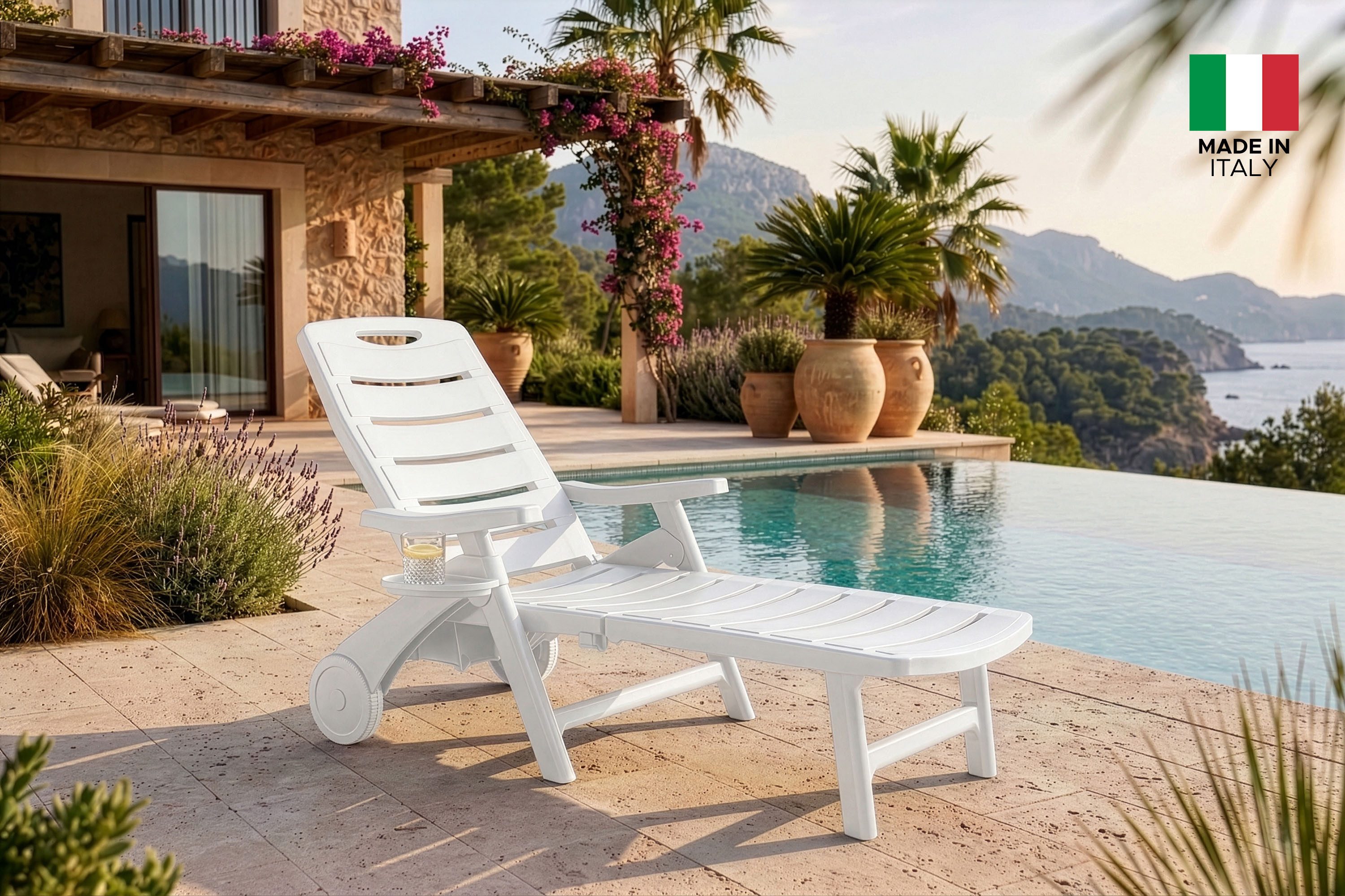 KONSIMO® Gartenliege TIDIA Liegestuhl, verstellbare Rückenlehne, italienische Qualität, 1 St., zusammenklappbar, mit Getränkehalter, aus recycelten Materialien
