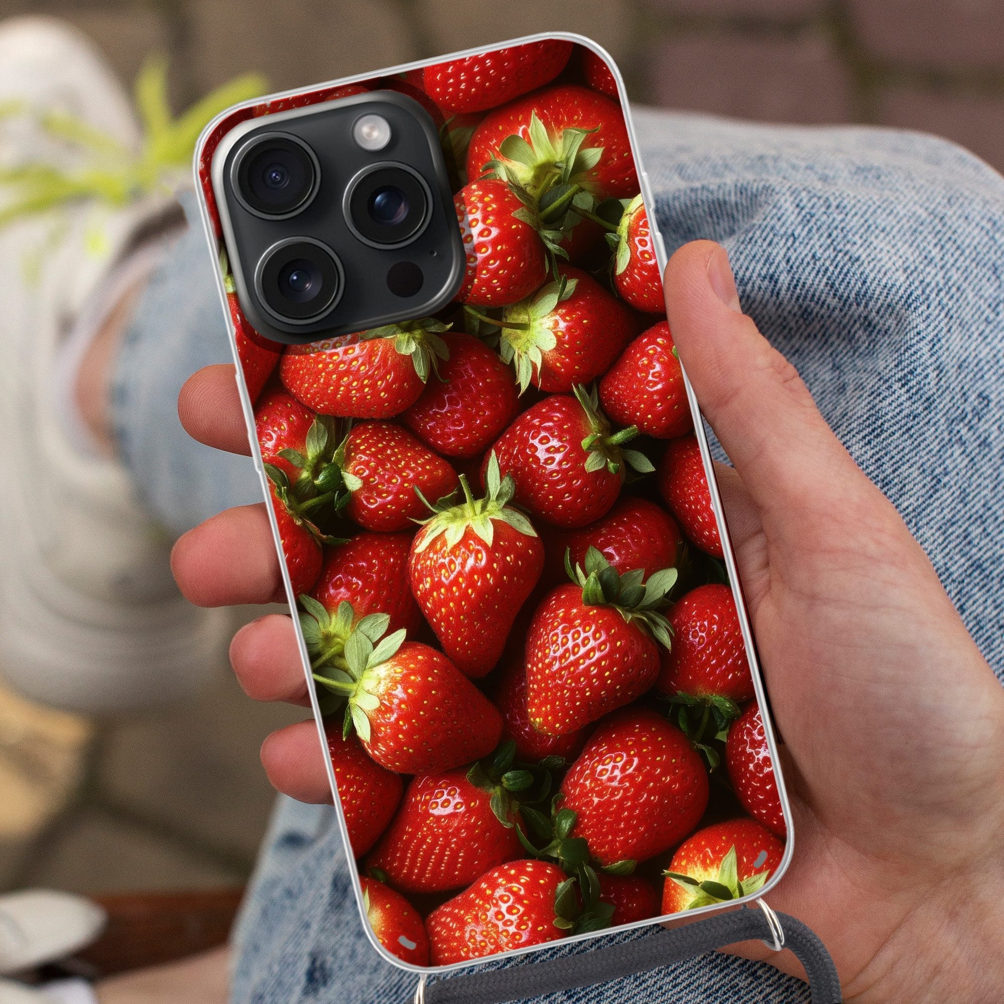 MuchoWow Handyhülle für Apple iPhone 15 Pro Erdbeere - Obst - Rot, Tragbare Handyhüllen mit Kette zum umhängen, Handykette Handyband
