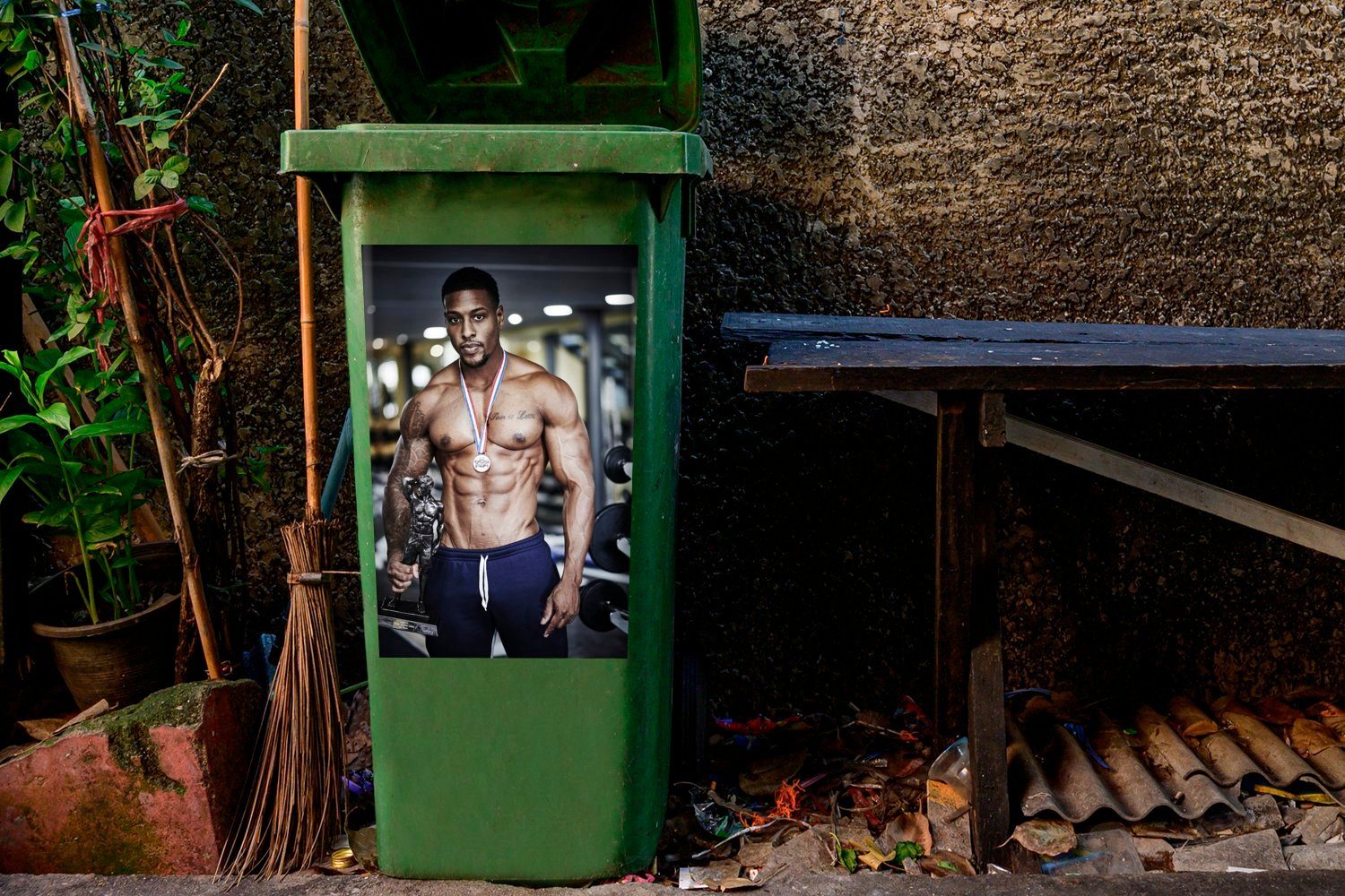 einer Wandsticker Mülltonne, muskulöser Container, MuchoWow Sticker, Ein (1 St), Abfalbehälter Mülleimer-aufkleber, Medaille Mann mit