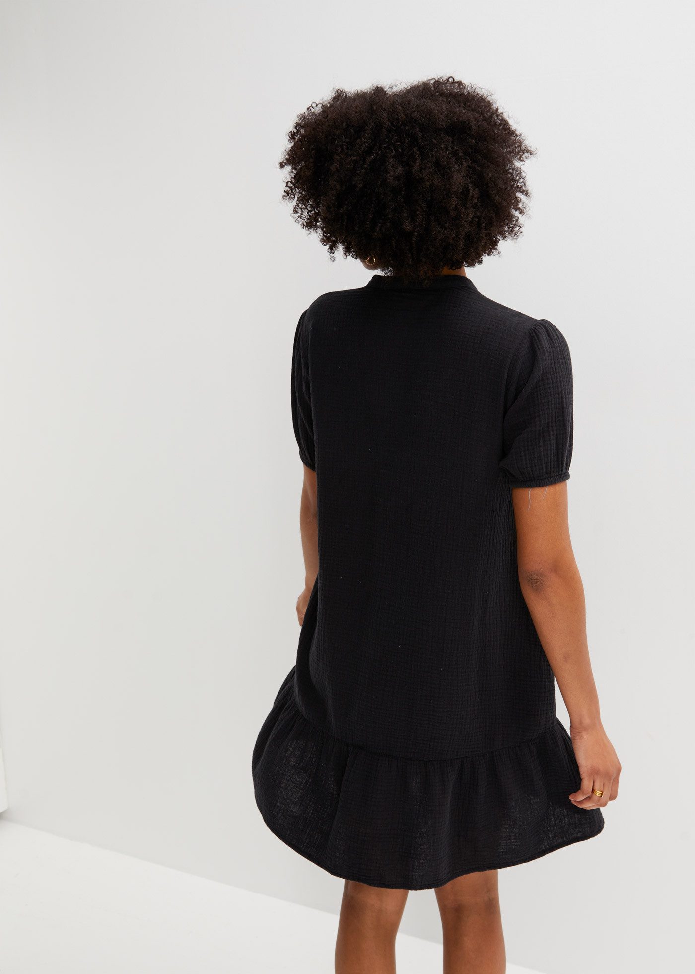 bonprix Minikleid aus Baumwoll-Musselin, Volant, kurze Puffärmel, bequeme A-Linie