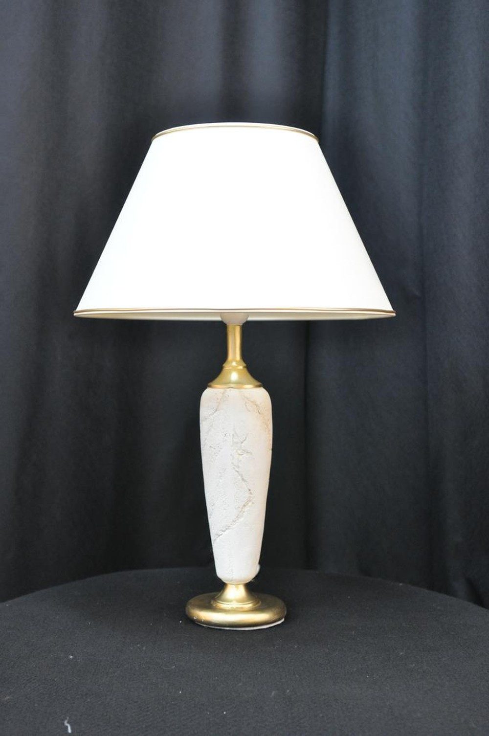 JVmoebel Nachttischlampe Elegante Tischleuchte aus Metall mit Stoffschirm in Grau, Made in Europa