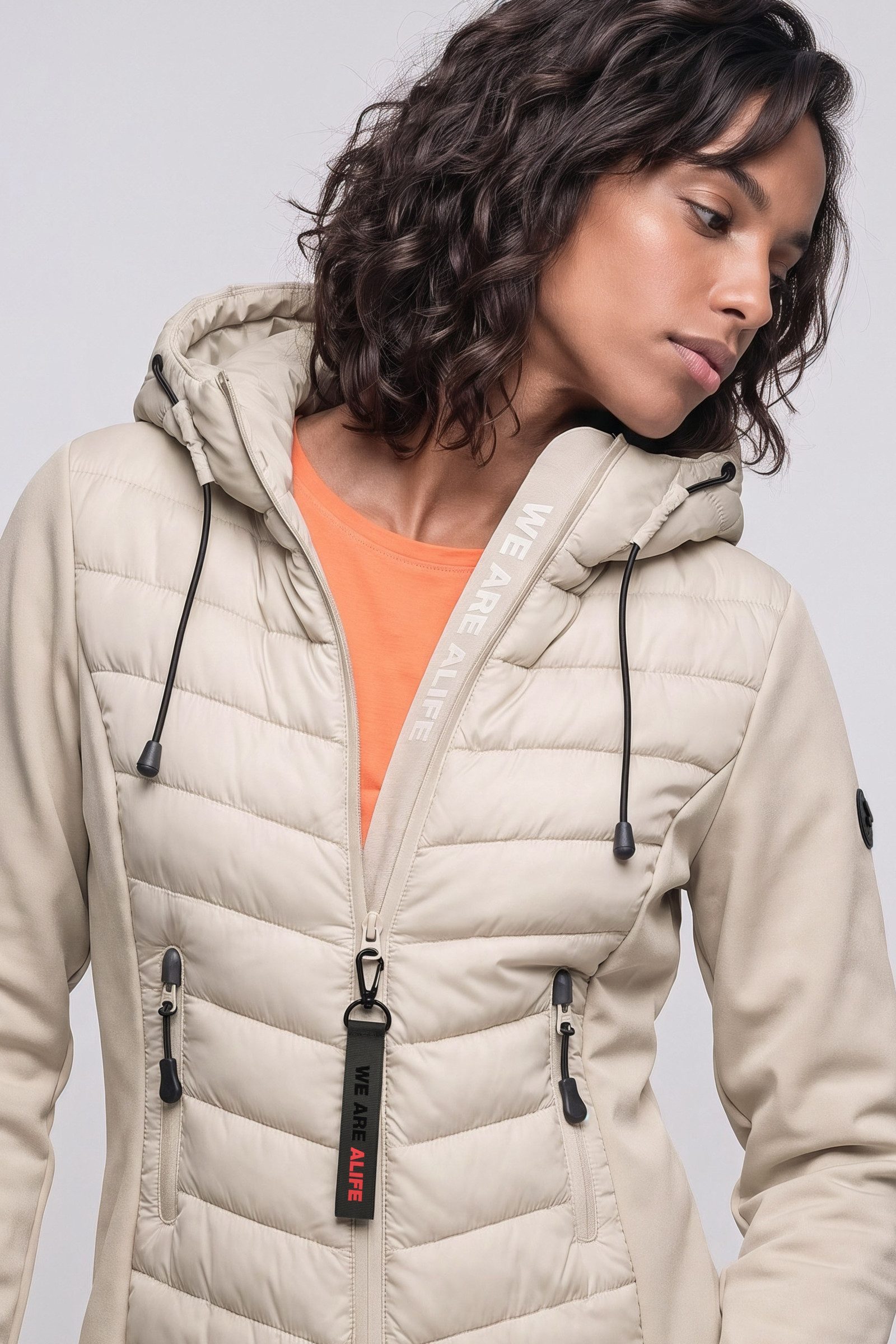 Alife & Kickin Sommerjacke Damen YlvaAK A Übergangsjacke, Jacke Chevron-Steppung, Kapuze mit Kordelzug, Zwei-Wege-Reißverschluss – Bild 3 von 5