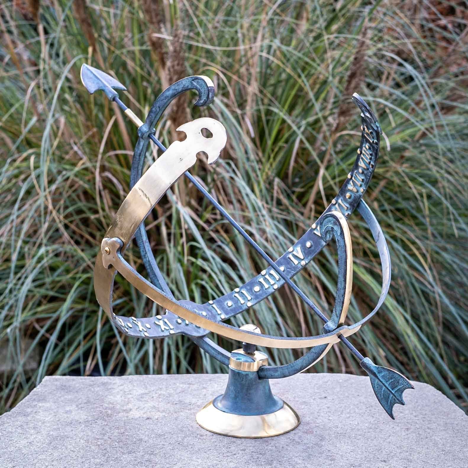 IDYL Gartenfigur IDYL Outdoor Zeitmesser aus Bronze "Sonnenuhr", Bronze – sehr robust – Langlebig – witterungsbeständig gegen Frost, Regen und UV-Strahlung. Die Modelle werden in Wachsausschmelzverfahren in Bronze gegossen und von Hand patiniert.