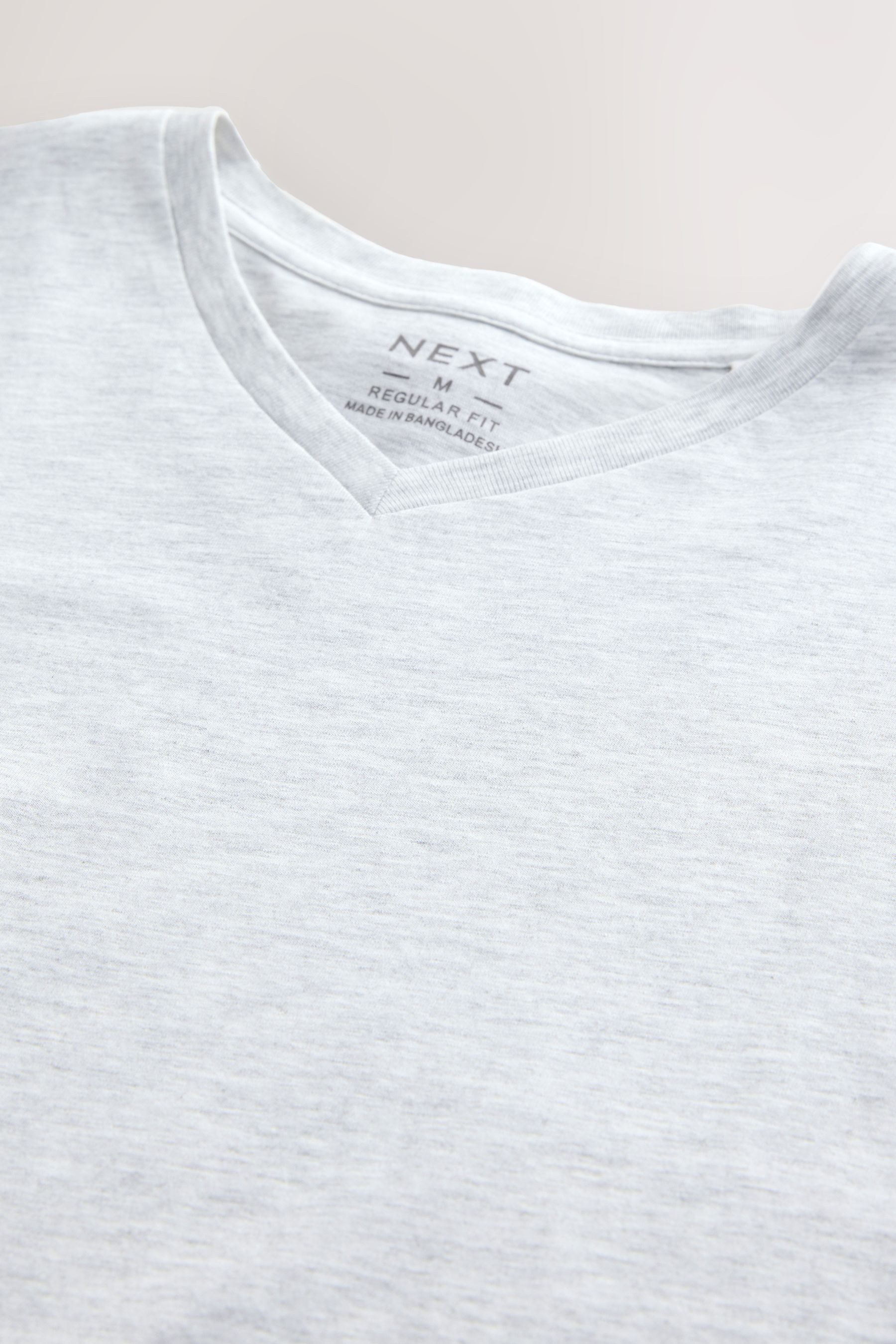 Next T-Shirt Essential T-Shirt mit V-Ausschnitt aus Baumwolle (1-tlg) – Bild 3 von 5