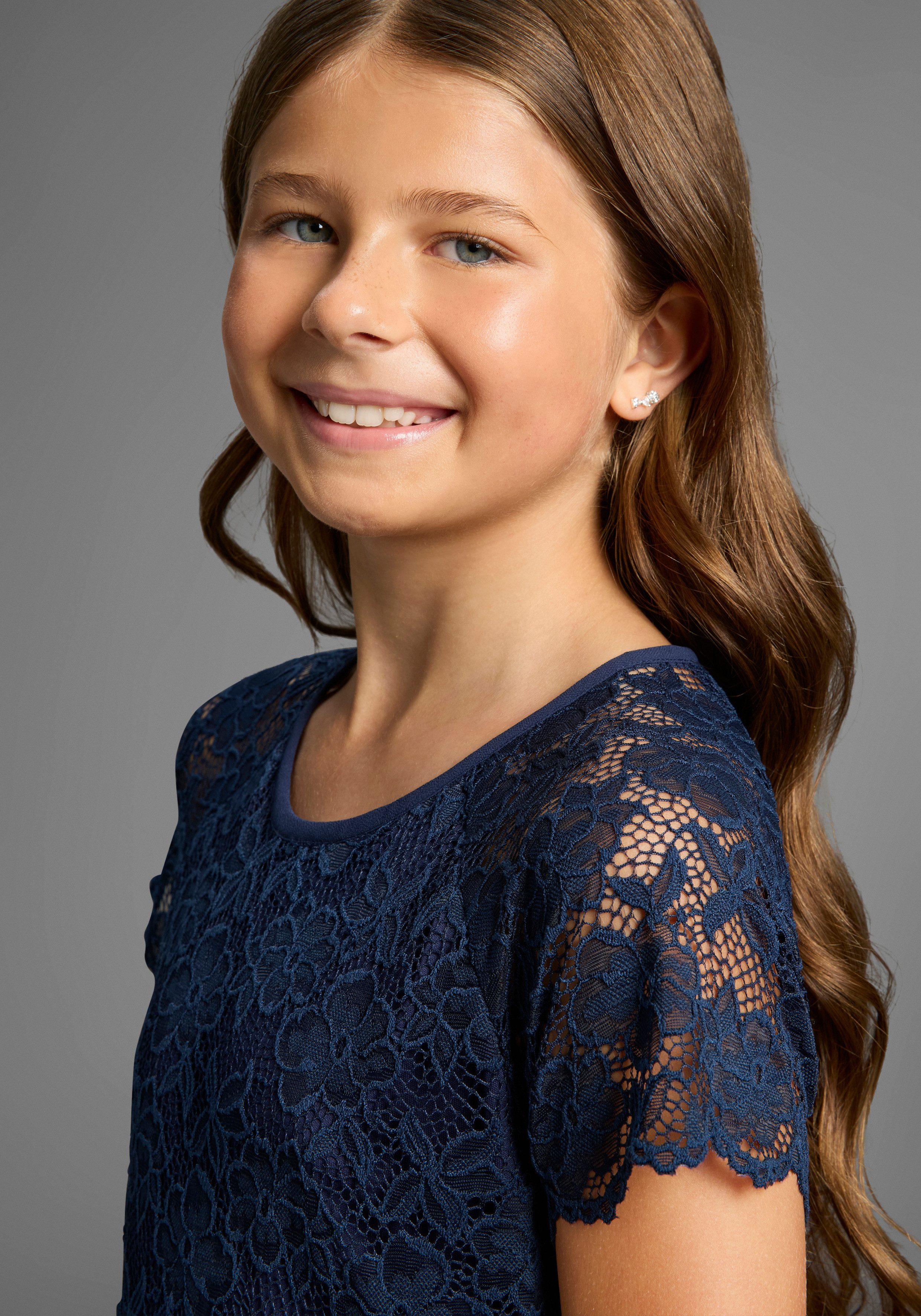 KIDSWORLD Jerseykleid Festliches Kleid mit Spitze Elegantes Kleid mit Spitze und Chiffon