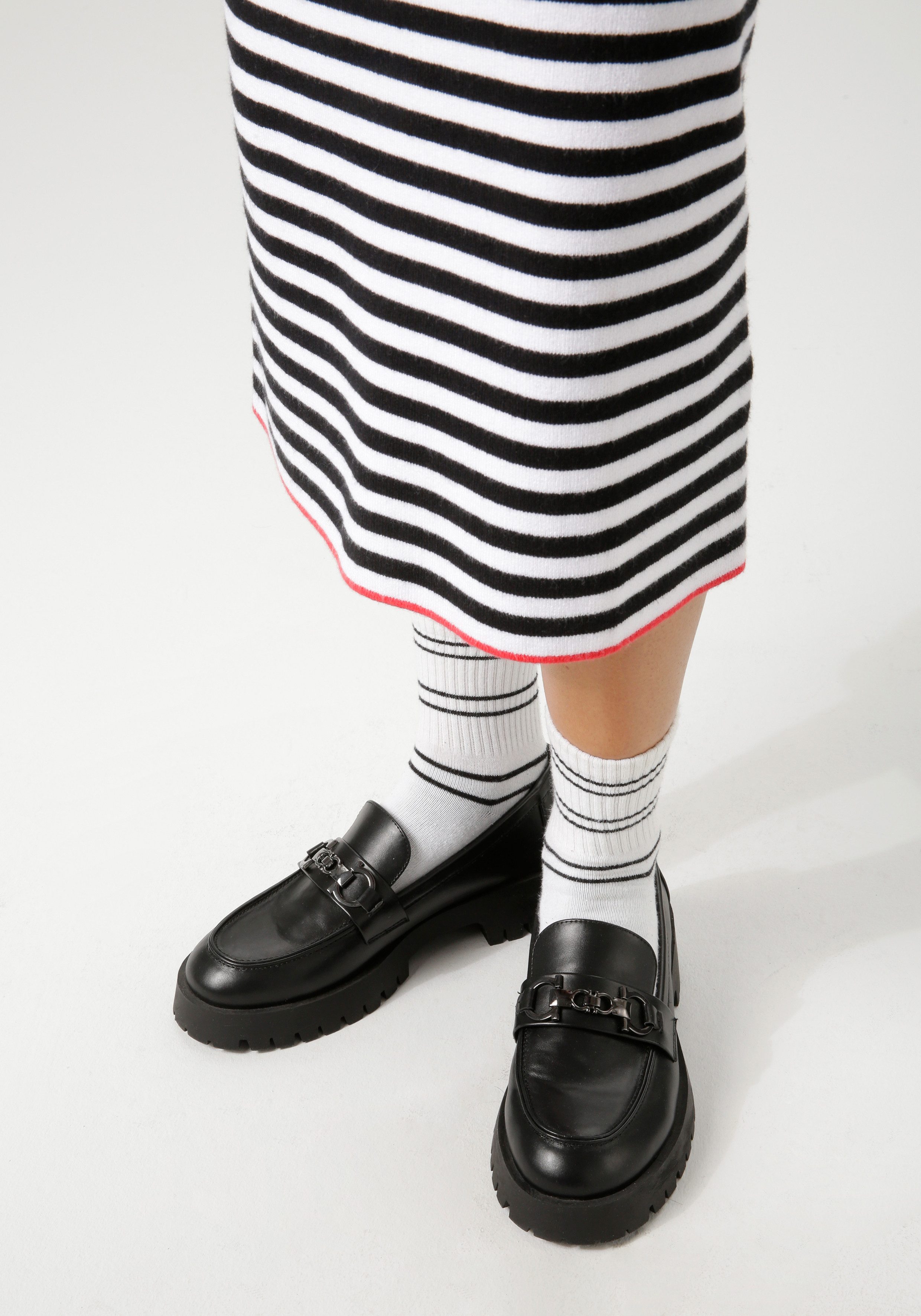 Aniston CASUAL Strickrock mit rotem Farbakzent am Saum