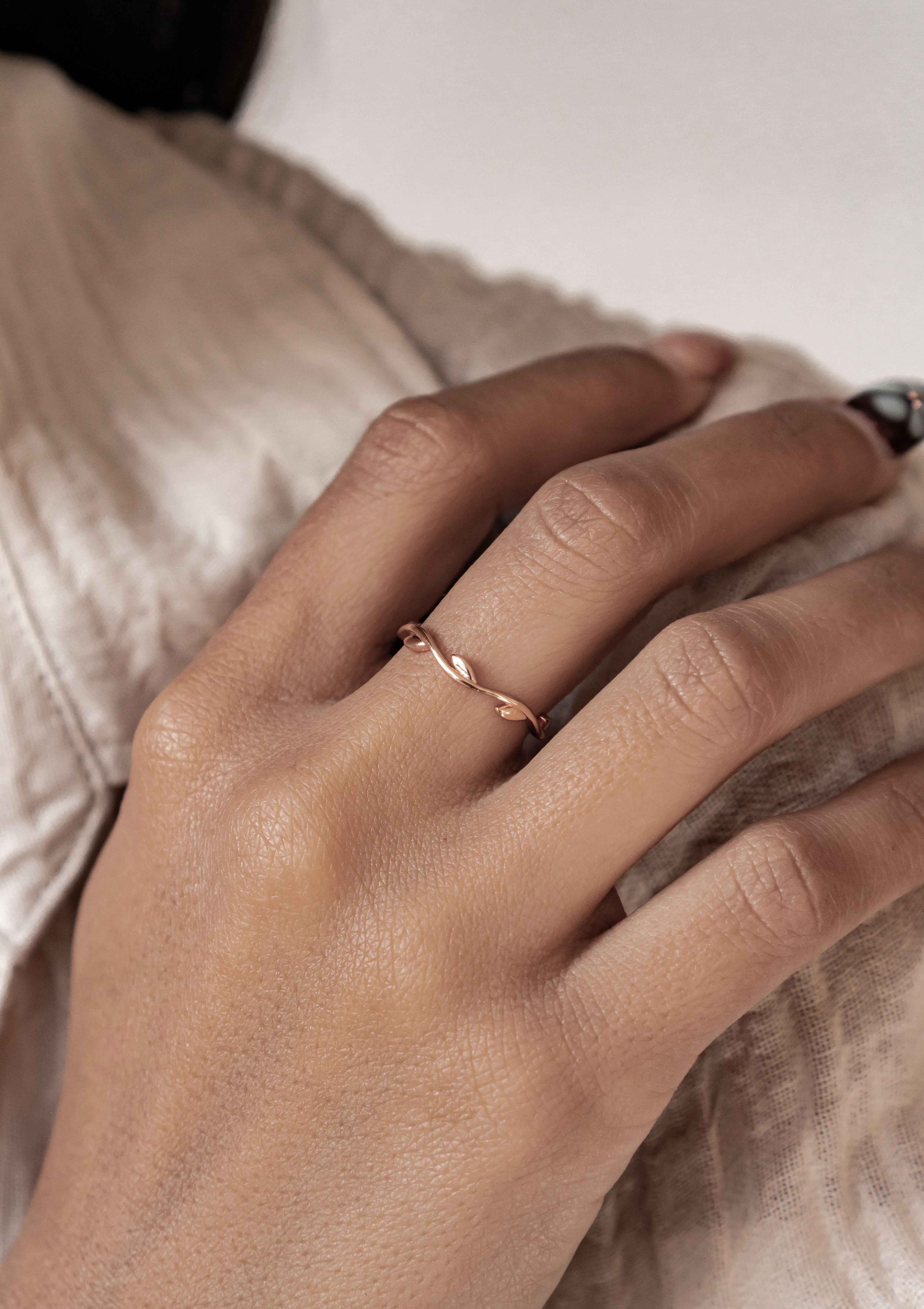 Hey Happiness Fingerring Lorbeer Blatt Wickelring, filigraner Stapelring, Dünner Damen Ring 925 Silber vergoldet, Größe 52 54 57