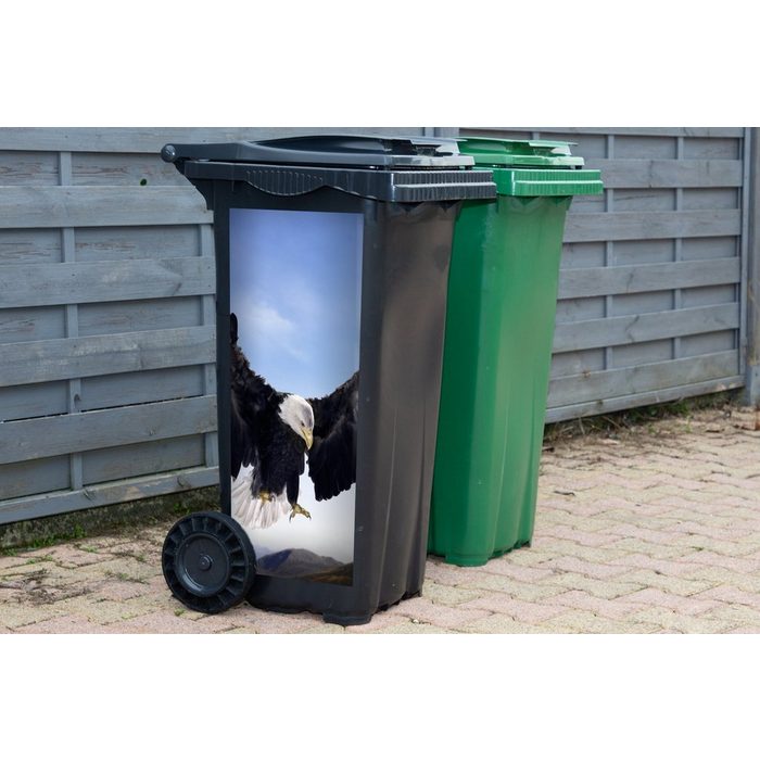 MuchoWow Wandsticker Ein amerikanischer Weißkopfseeadler will landen (1 St) Mülleimer-aufkleber Mülltonne Sticker Container Abfalbehälter