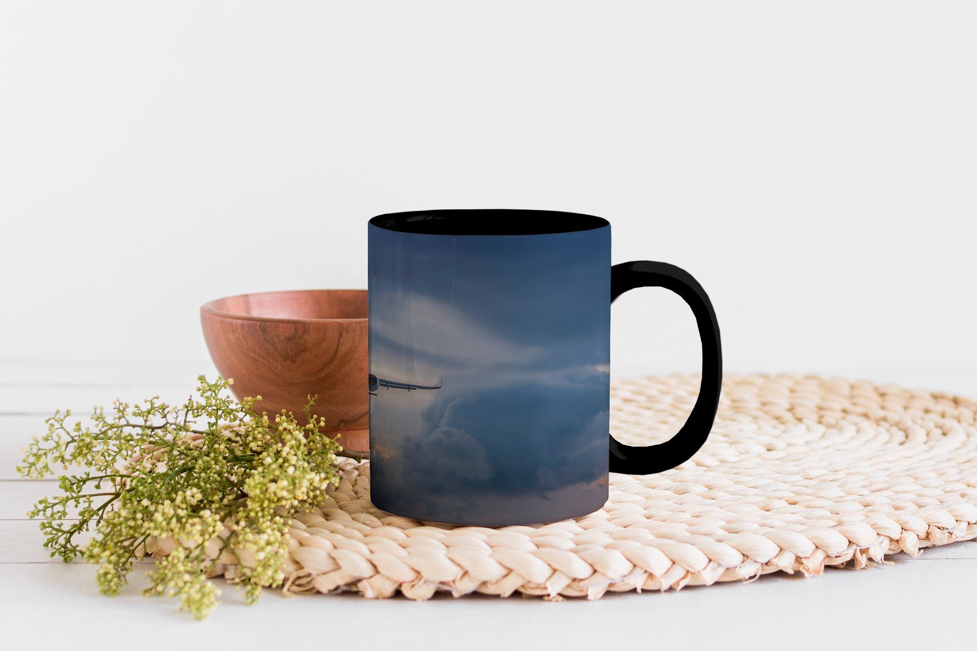 MuchoWow Kaffeetassen, Geschenk dunklen einem Keramik, in Teetasse, Farbwechsel, Tasse Himmel, Zaubertasse, Flugzeug