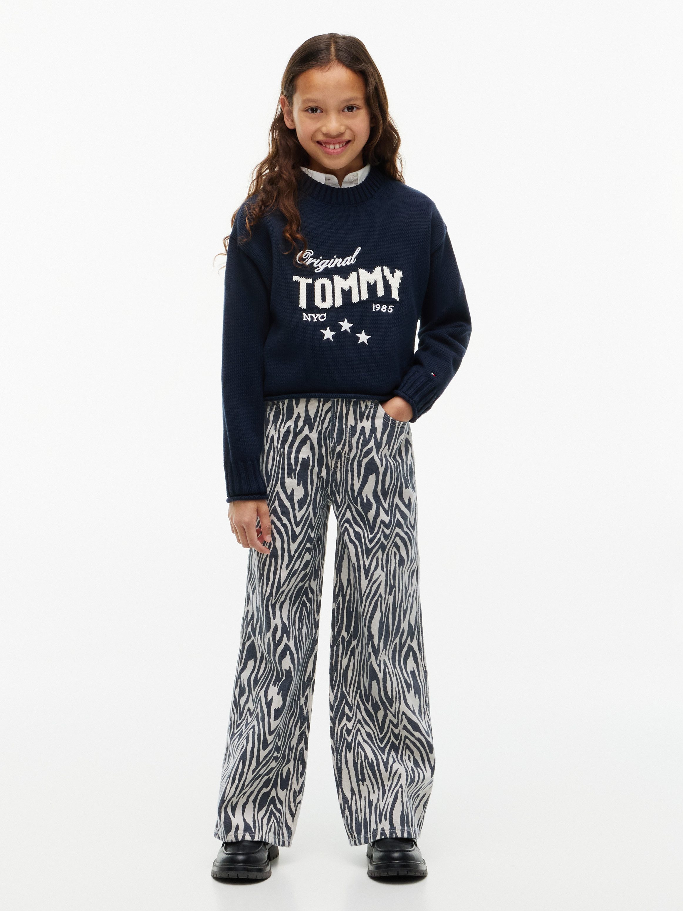 Tommy Hilfiger Weite Jeans Allover bedruckt, Regular Fit, Kinder bis 16 Jahre – Bild 5 von 5
