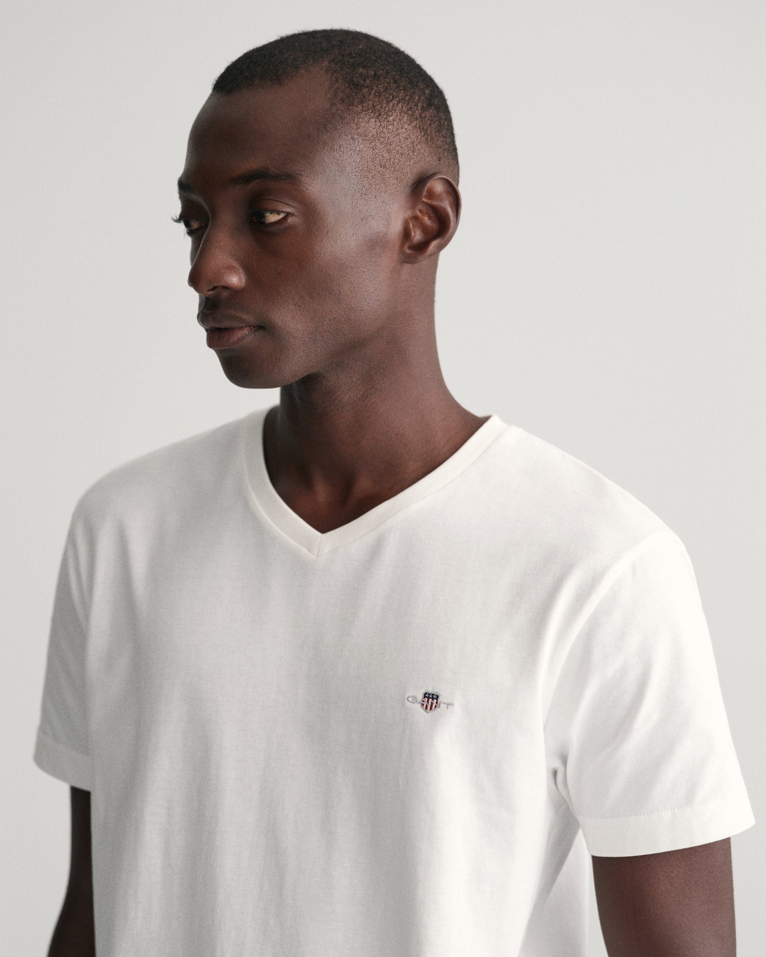 Brust einer der SLIM Gant SHIELD Logostickerei kleinen mit V-NECK T-SHIRT white T-Shirt auf