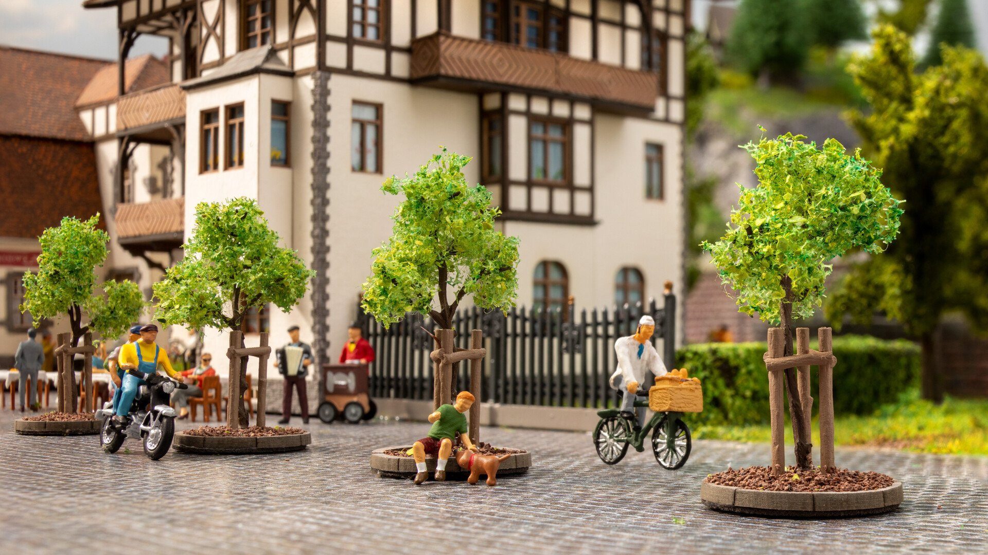 Dekobaum NOCH® Junge Bäume mit Baumstützen für Modellbahn