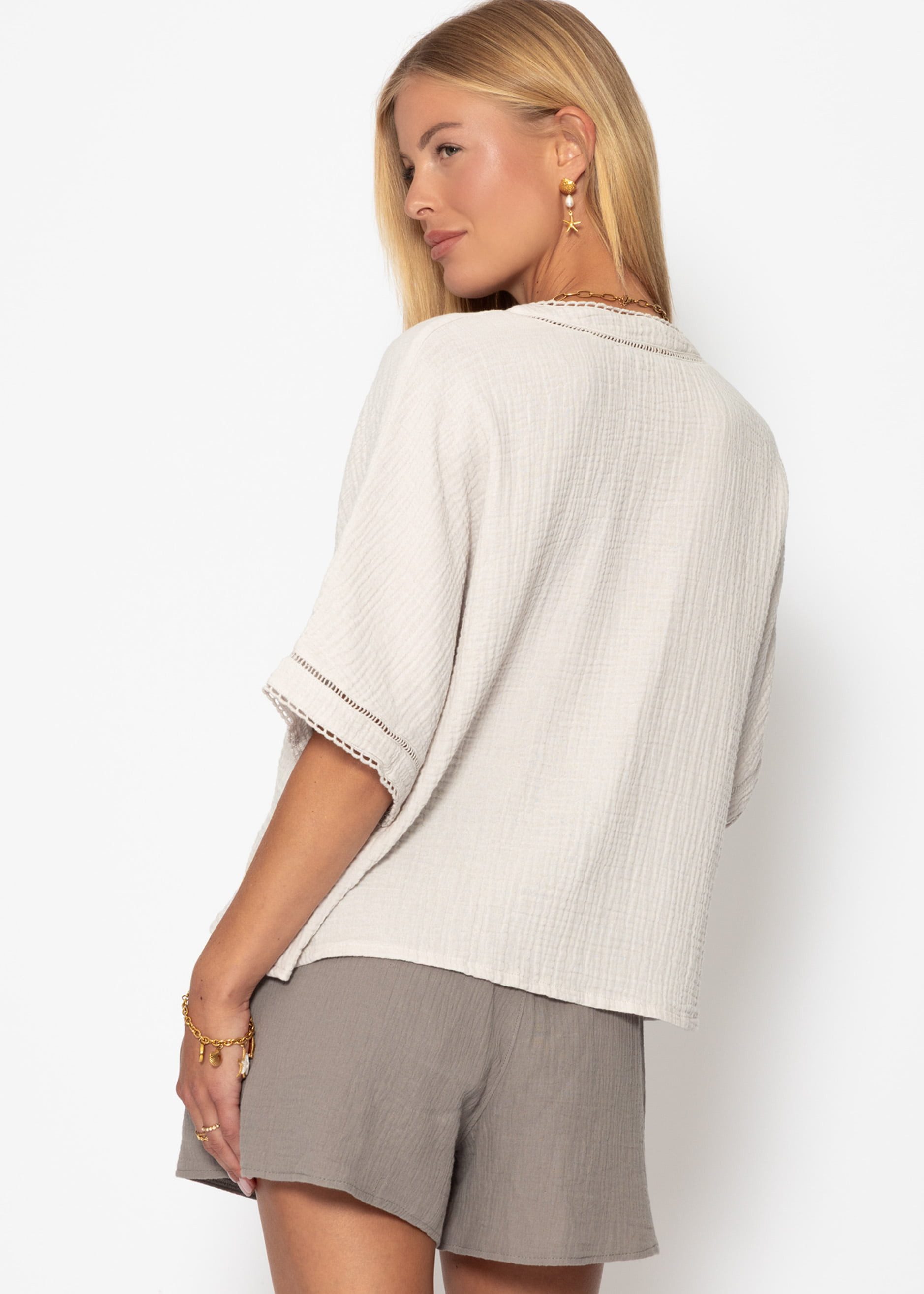 SASSYCLASSY Langarmbluse Musselinbluse mit Spitzeneinsatz für Damen Luftiges Shirt aus Baumwolle mit V-Ausschnitt Weiß Beige Flieder Grün