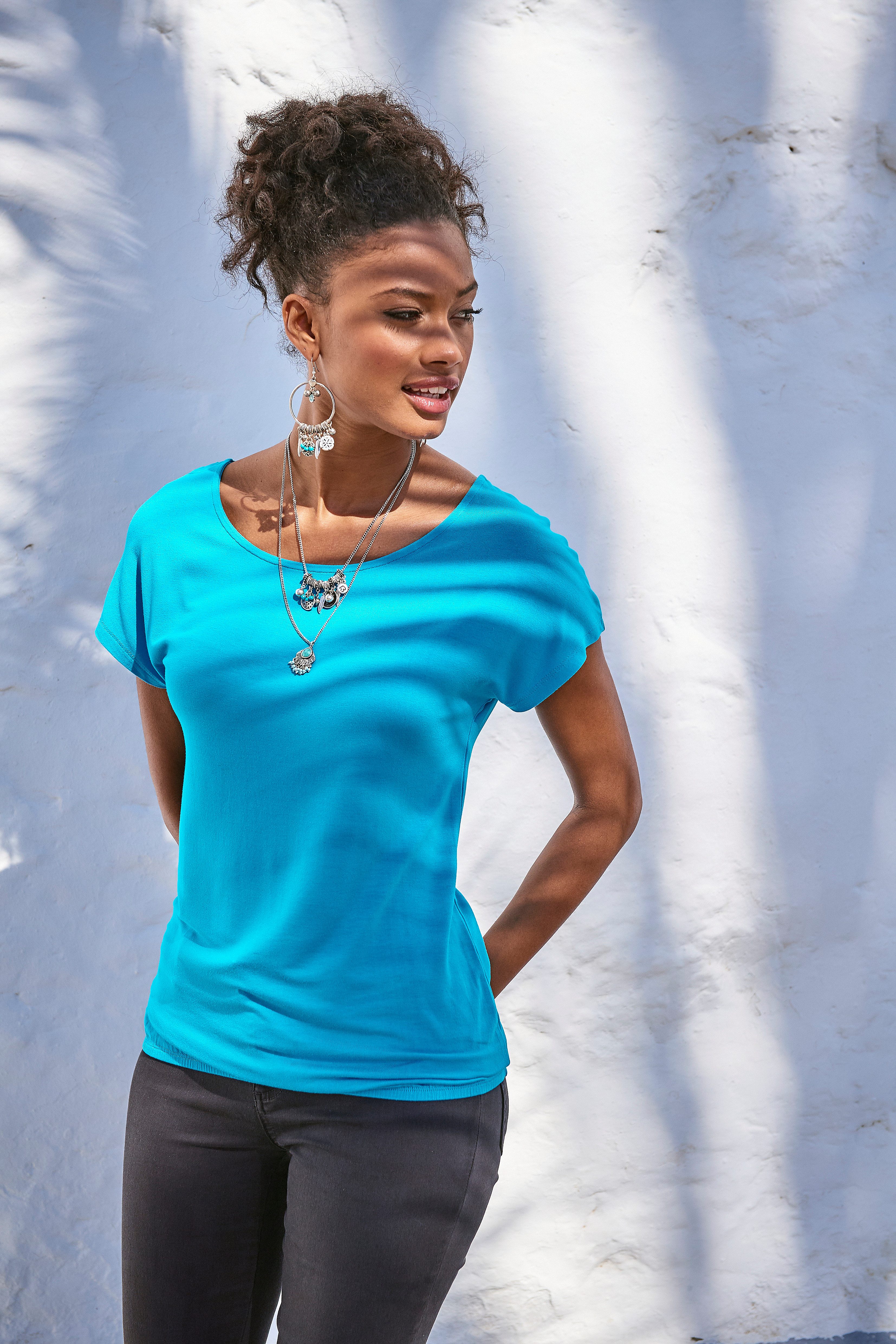 Vivance by Lascana Kurzarmshirt mit Spitzeneinsatz im Rücken aus elastischem Viskose Jersey – Bild 4 von 5