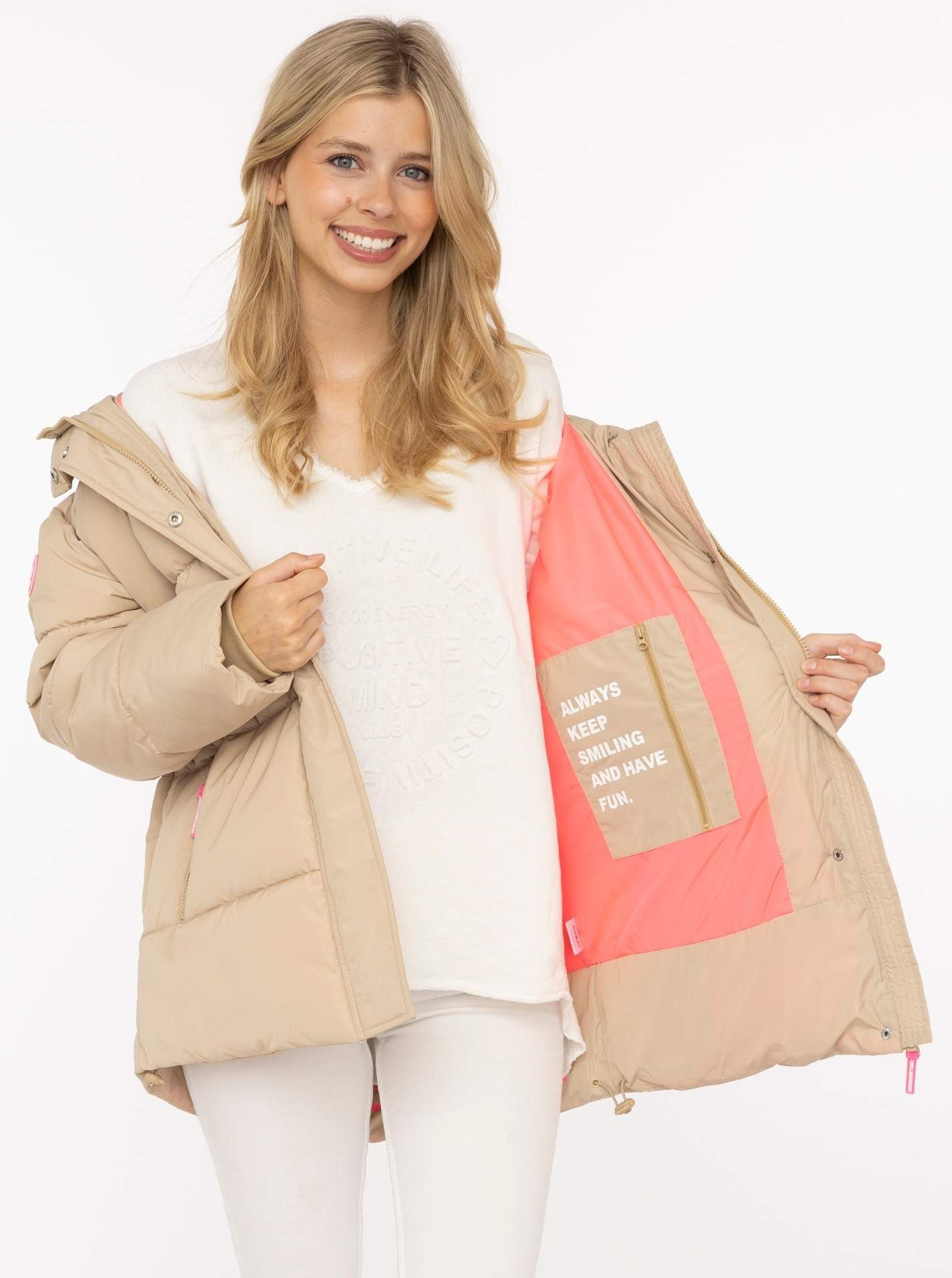 Zwillingsherz Steppjacke „Love More“ Kapuze mit Tunnelzug, verdeckter Reißverschluss, dezente Details – Bild 2 von 5