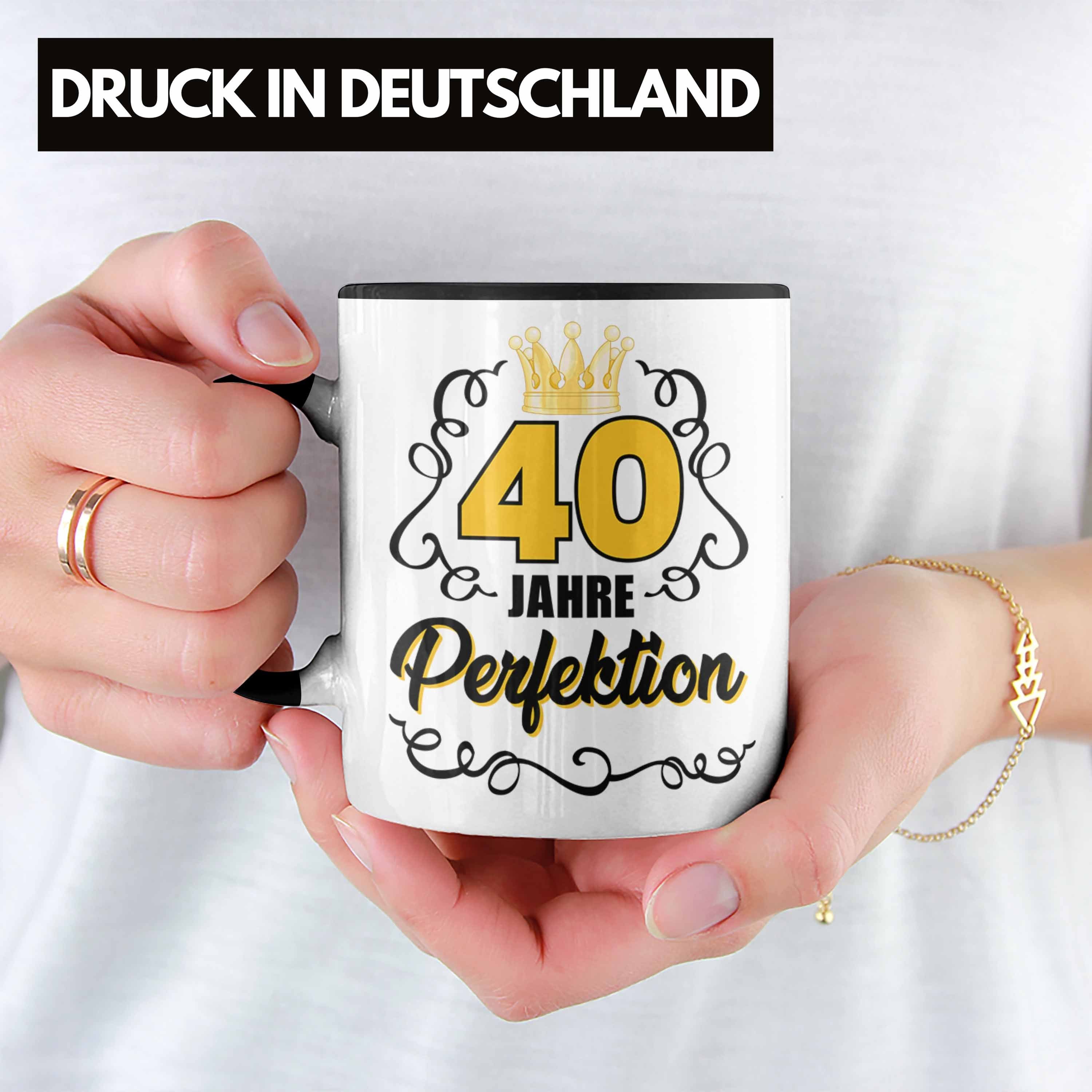 Trendation Tasse Tasse Geschenk 40. Spruch - Geschenkidee Perfektion Geburtstag Geburtstag 40er Frauen Trendation Schwarz